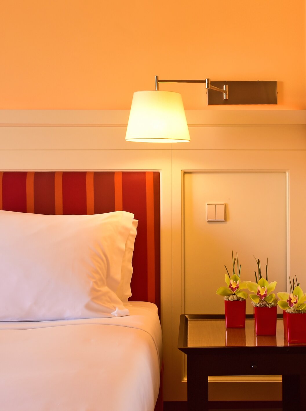 De Klassieke Tweepersoonskamer van Pestana Sintra Golf heeft een bed, een spiegel, een lamp en een nachtkastje met bloemen