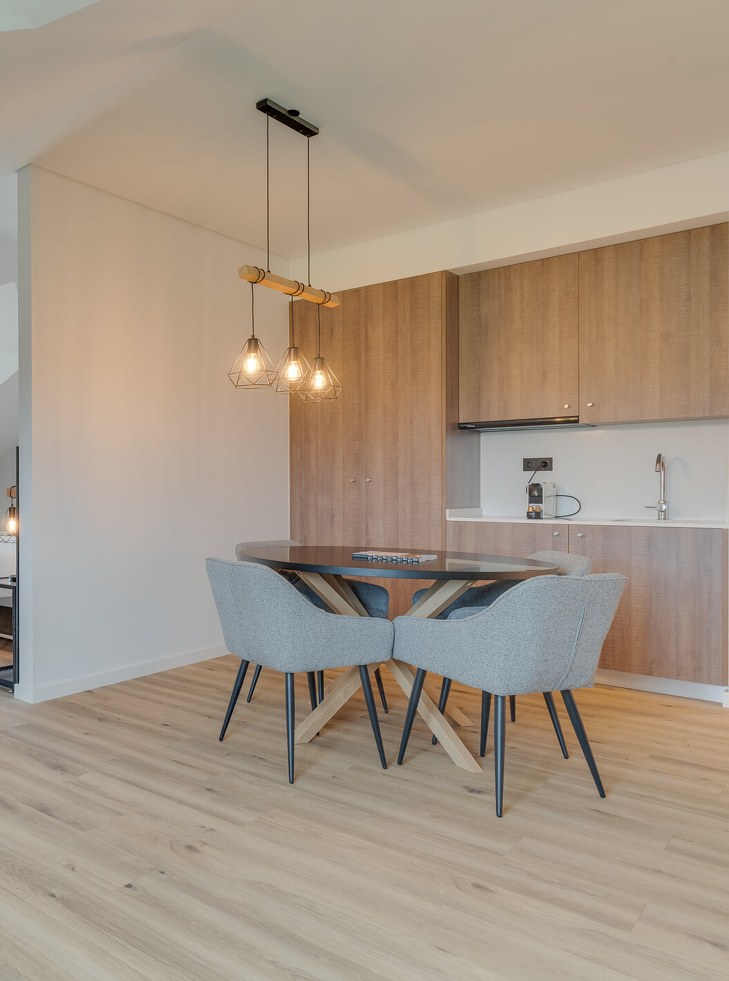 De Suite - Clubhouse van Pestana Sintra Golf heeft een kitchenette, een eettafel, twee fauteuils en een bureau