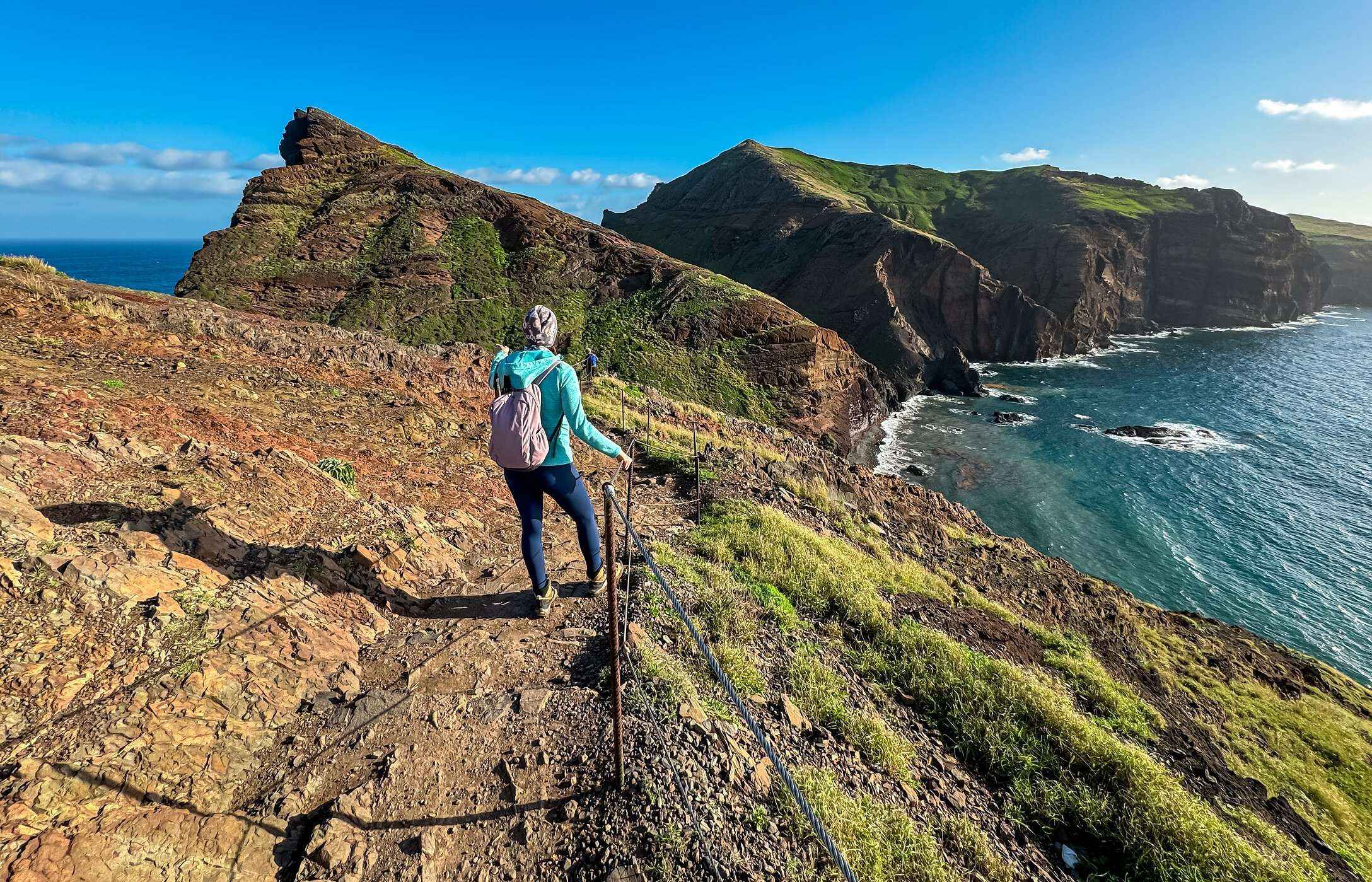 Dame die een wandeling maakt in Funchal, met uitzicht op de bergen en de Atlantische Oceaan