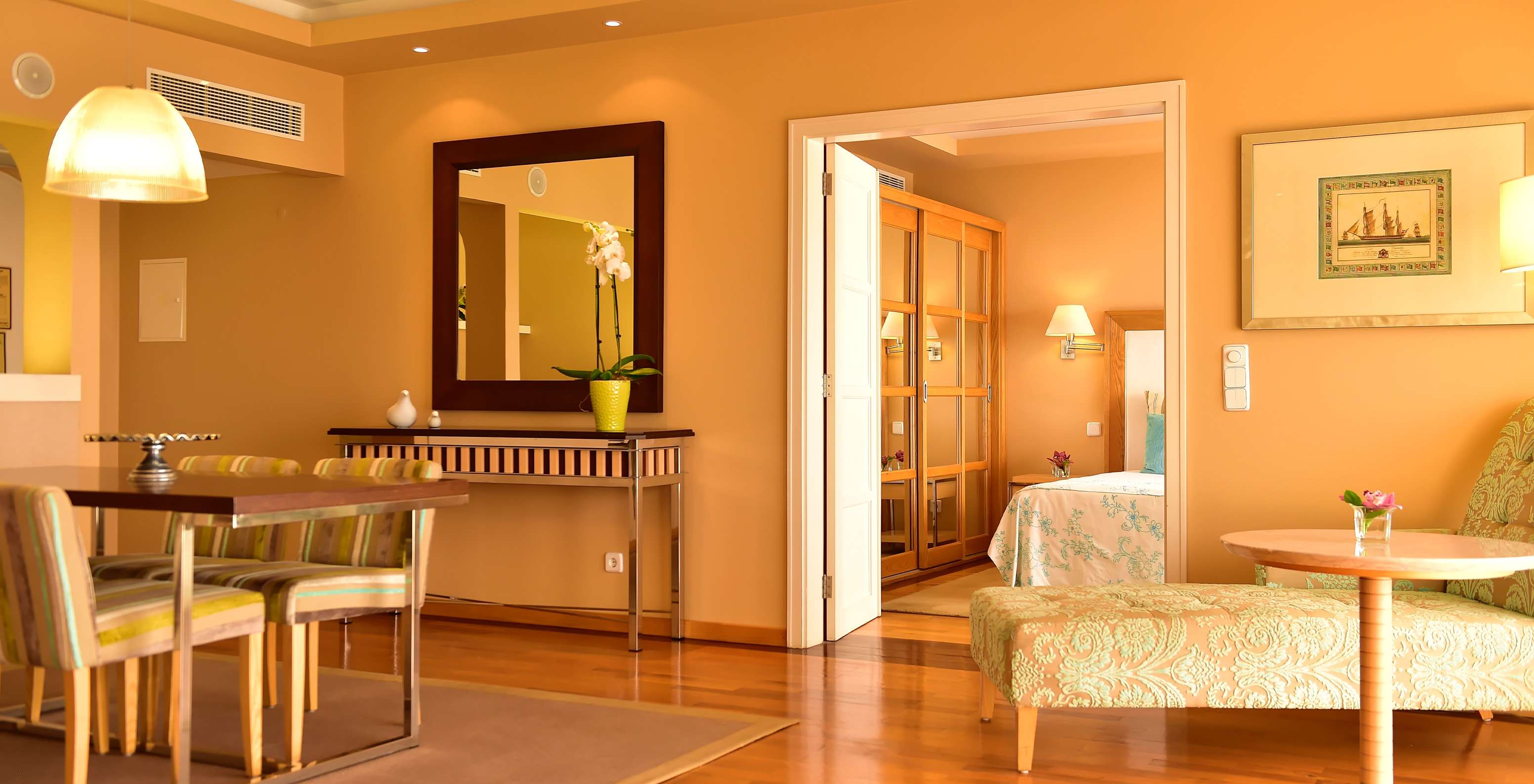 De Suite Presidencial van Pestana Carlton Madeira heeft een ruime opzet met eet- en zithoek en een tweepersoonsbed