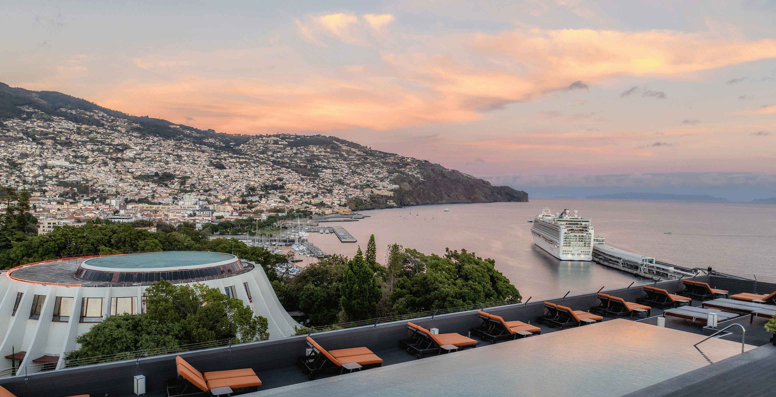 Vista aérea de la piscina y la vista desde el Pestana Casino Park, un hotel de Funchal en primera línea de mar, con spa y piscina.