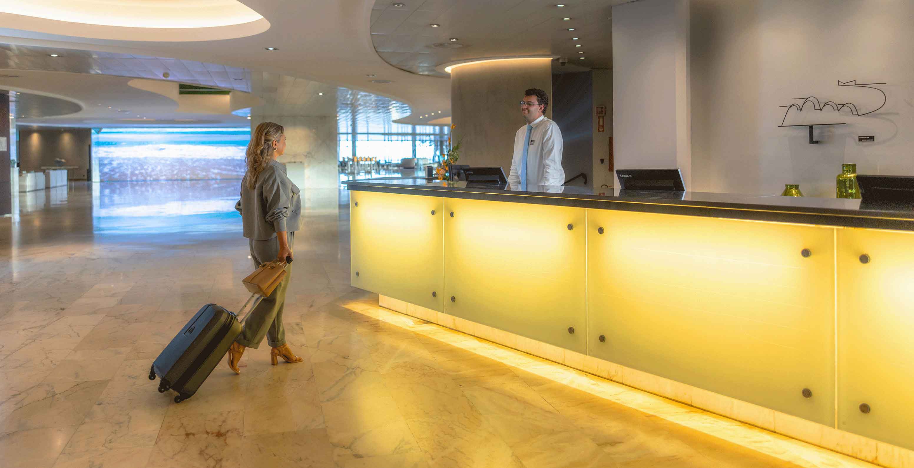 Receptie met glimlachend personeelslid in Pestana Casino Park, hotel in Funchal aan zee, met spa en zwembad