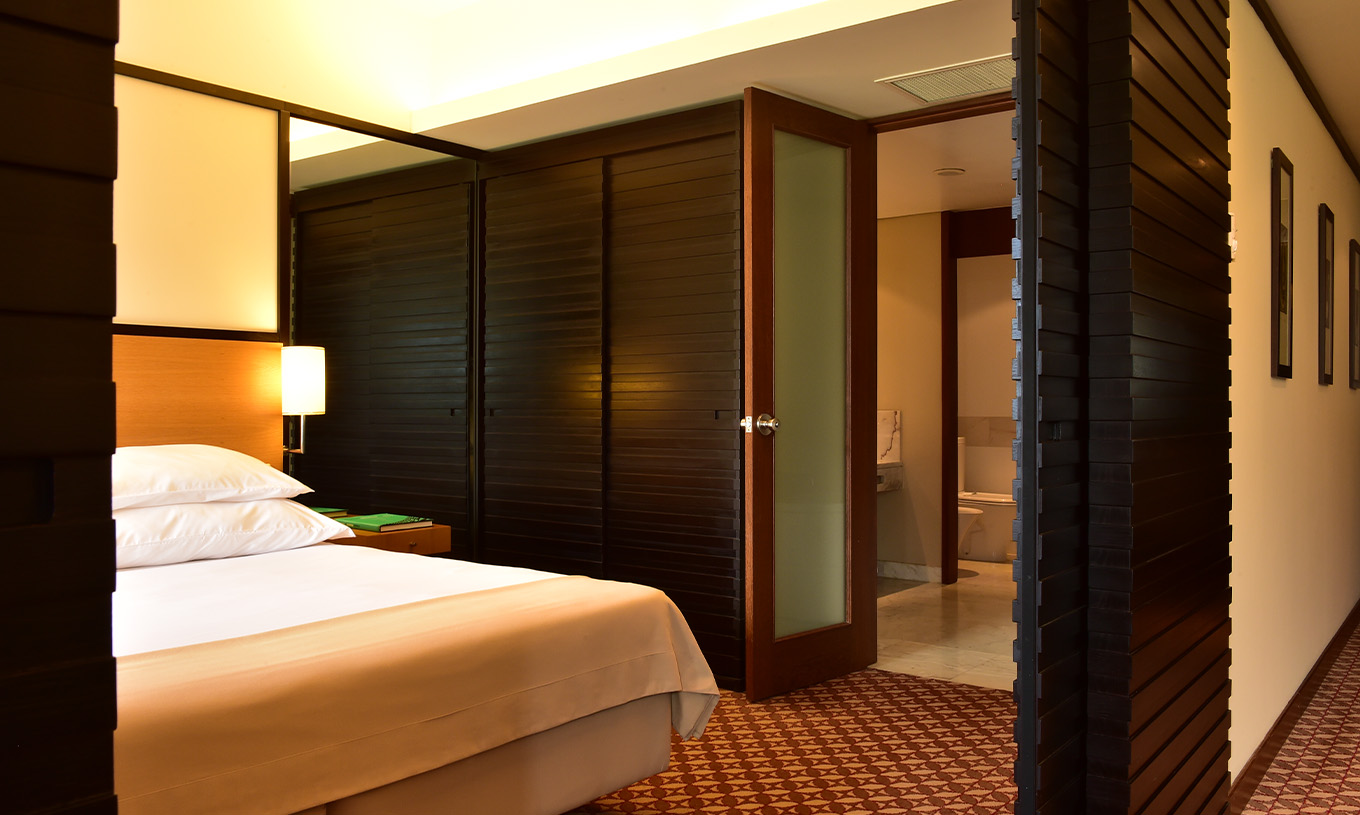 De Klassieke Kamer met Uitzicht op het Land van Pestana Casino Park heeft een tweepersoonsbed, tapijt, kast en badkamer