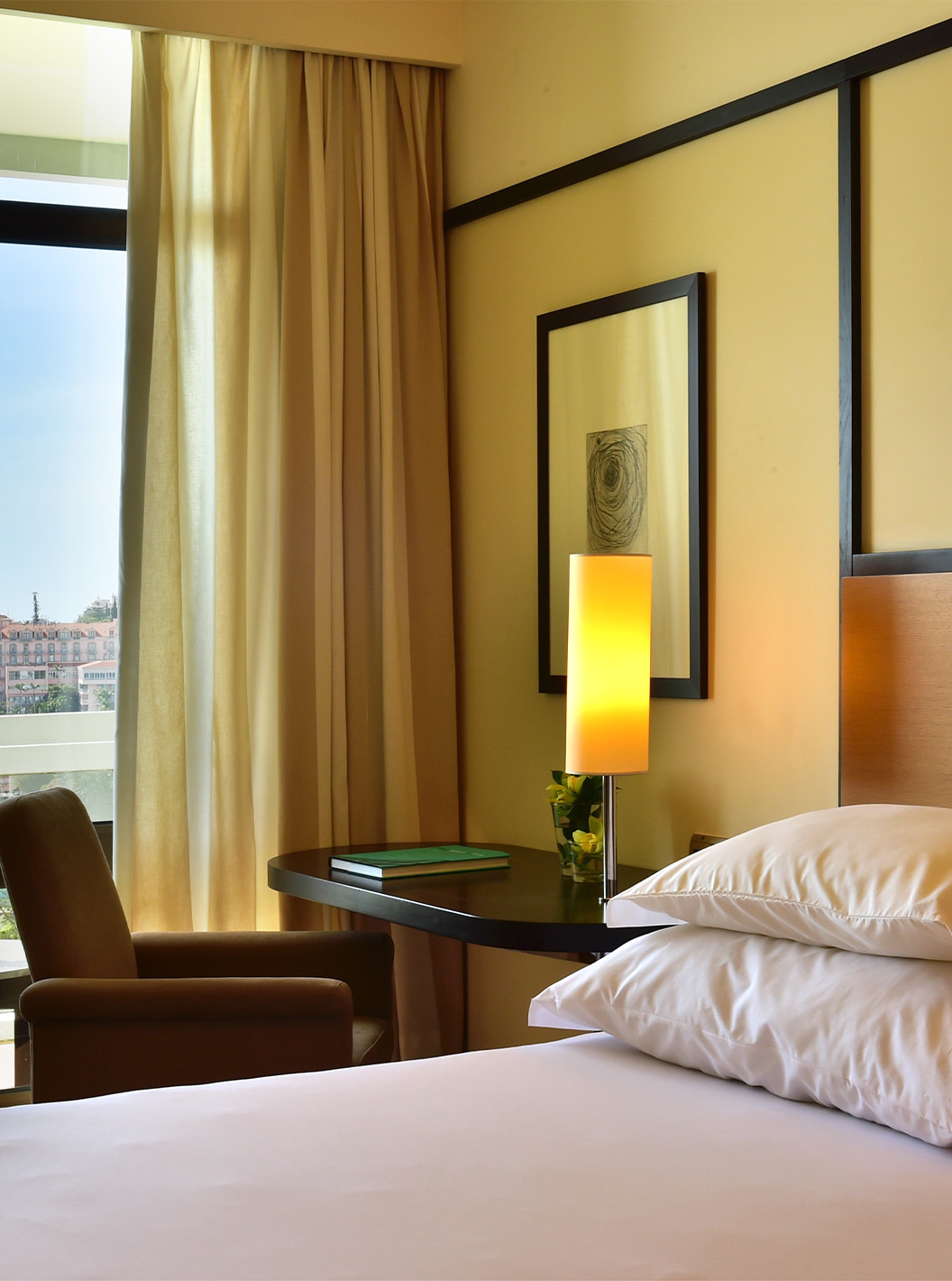 De Klassieke Kamer met Zijzeezicht van Pestana Casino Park heeft een tweepersoonsbed, bureau met lamp en balkon