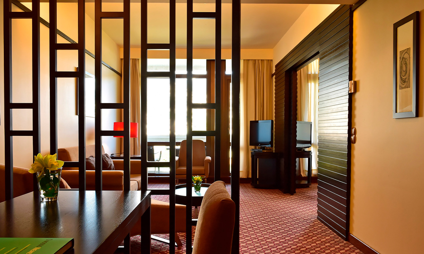 De Suite met Zijzeezicht van Pestana Casino Park heeft een zithoek met bank, chaise longue en salontafel