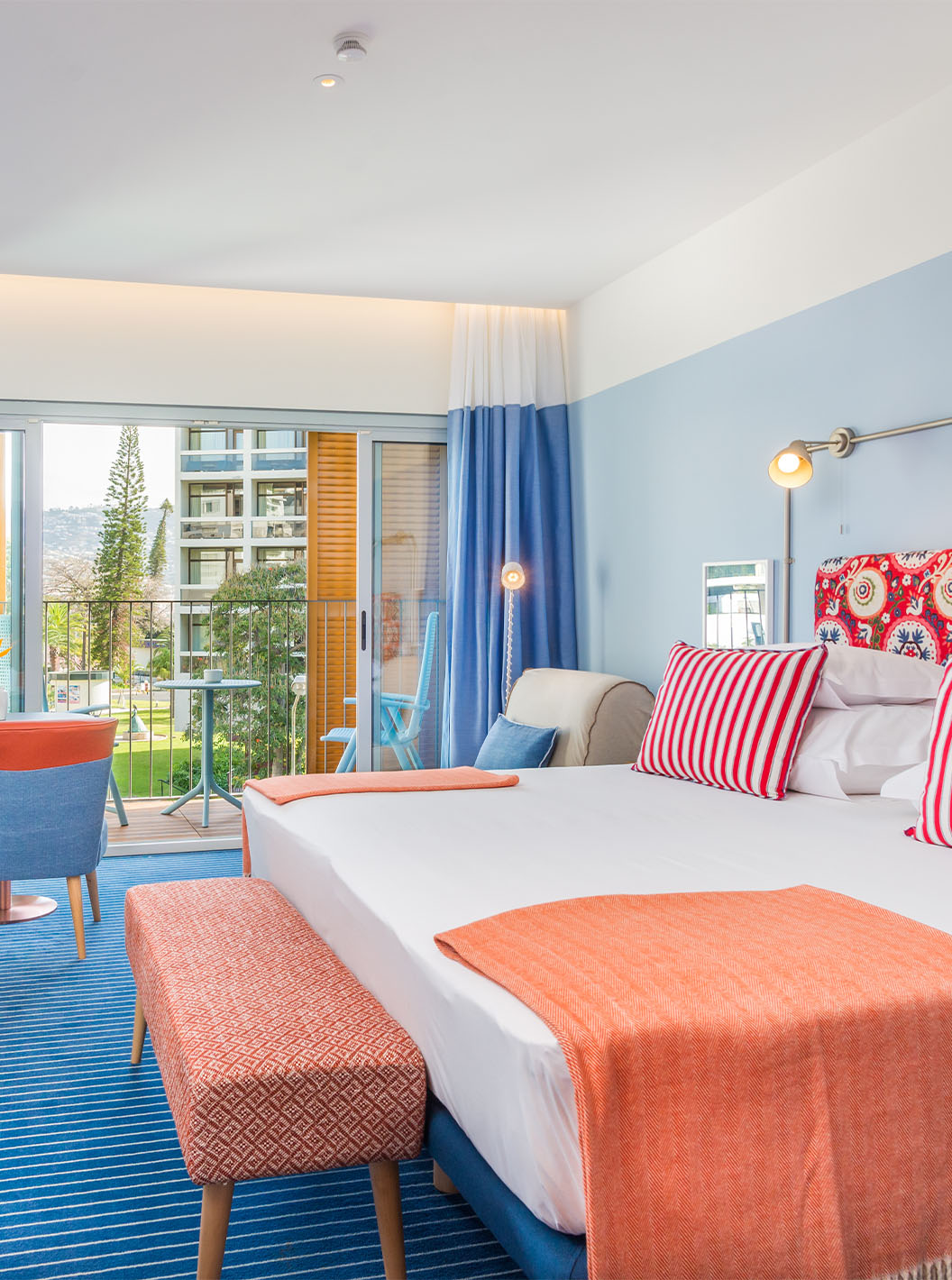 Het Deluxe Studio van Pestana Casino Studios heeft een tweepersoonsbed met patroon hoofdeinde, balkon en televisie