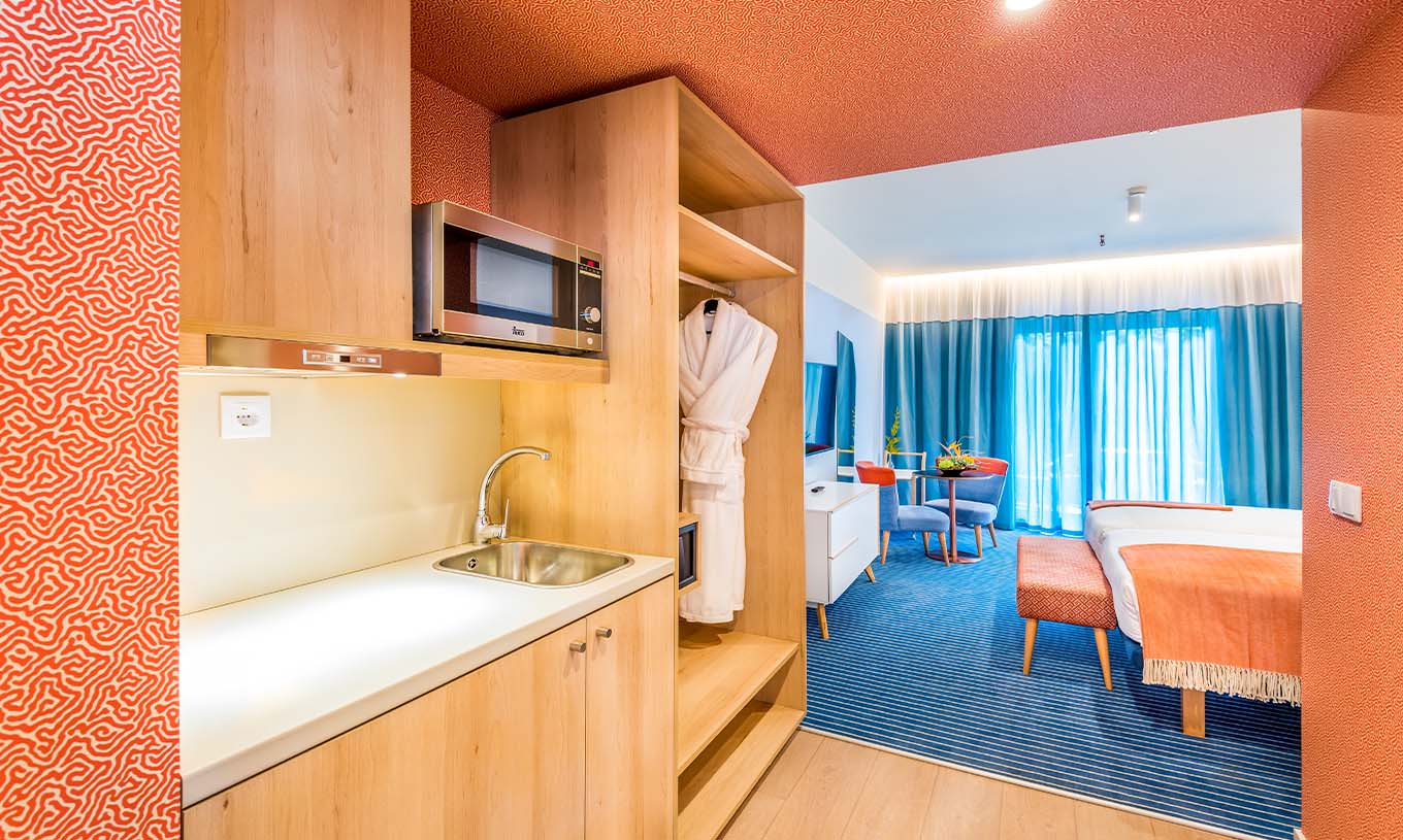 Het Deluxe Studio van Pestana Casino Studios heeft een keuken met magnetron en wastafel en een tweepersoonsbed