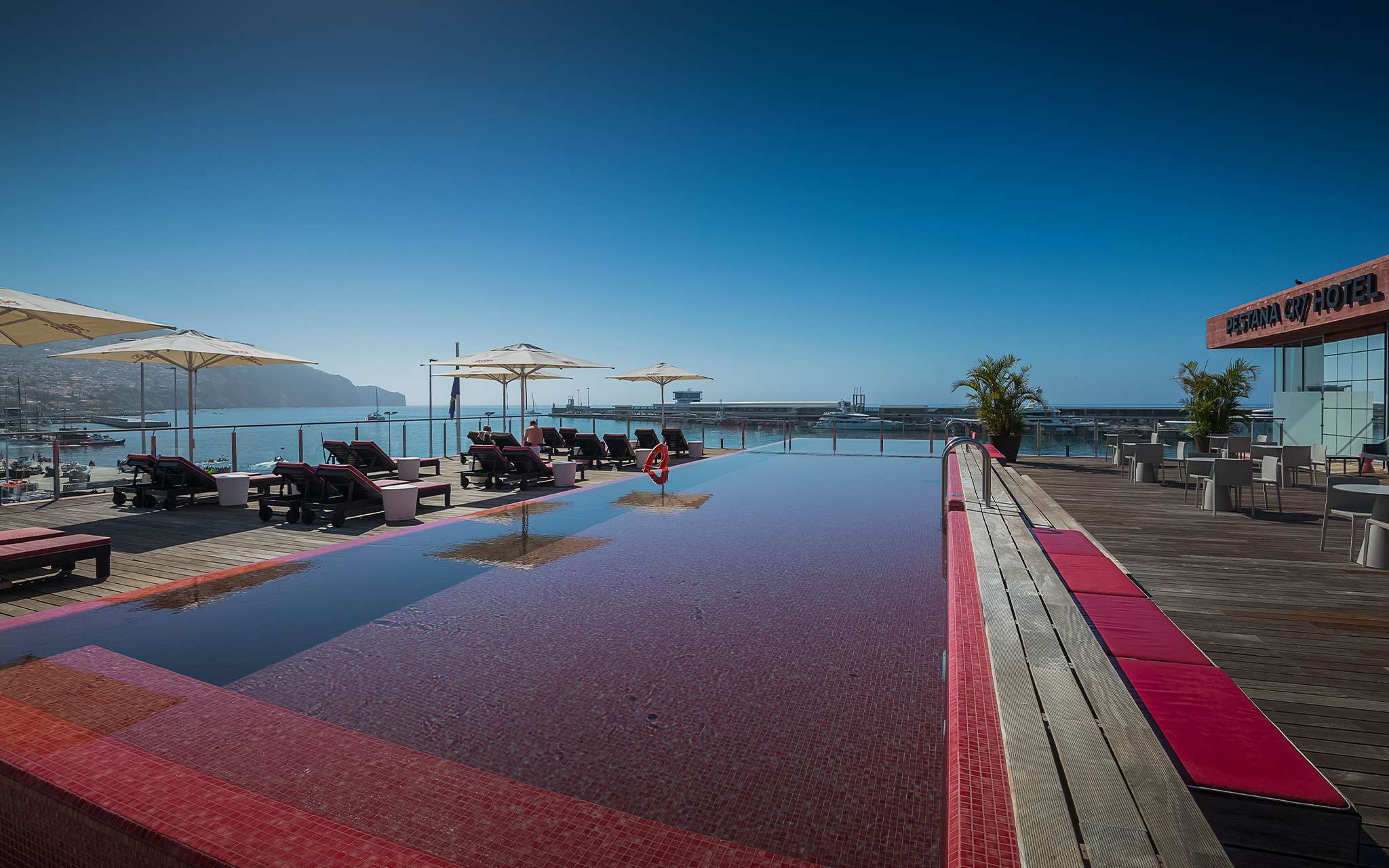 Zwembad met uitzicht op zee bij Cristiano Ronaldo's hotel in Funchal centrum