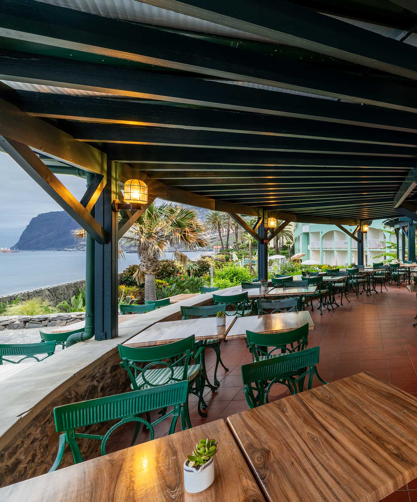 Het Pestana Ocean Bay All Inclusive is een All-Inclusive hotel direct aan zee met een restaurant op het terras