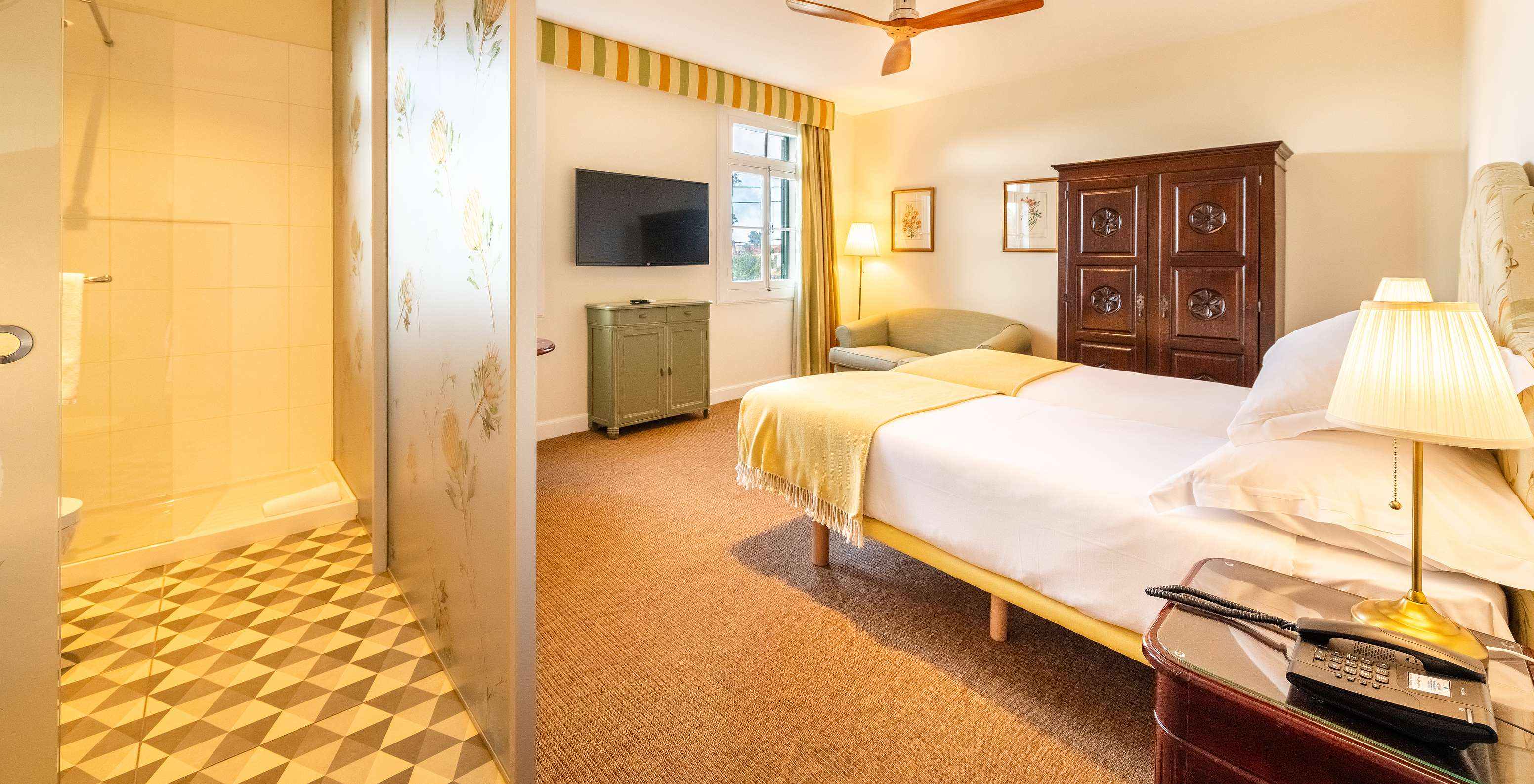 De Full Manor House van Pestana Quinta do Arco heeft twee bedden, houten kast, ventilator en scheidingswand met badkamer