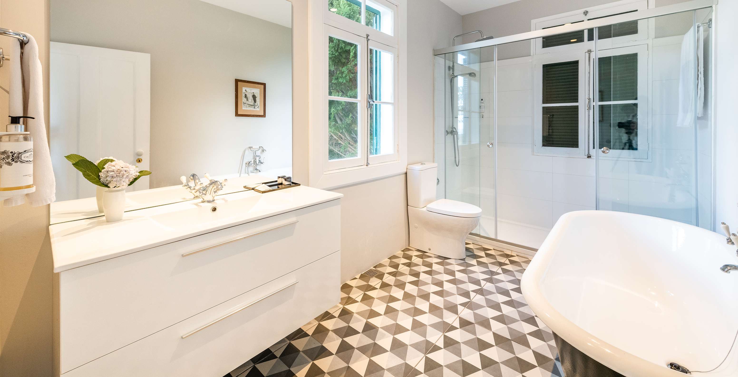 De Full Manor House van Pestana Quinta do Arco heeft badkamer met bad en douche, wastafel met grote spiegel en raam