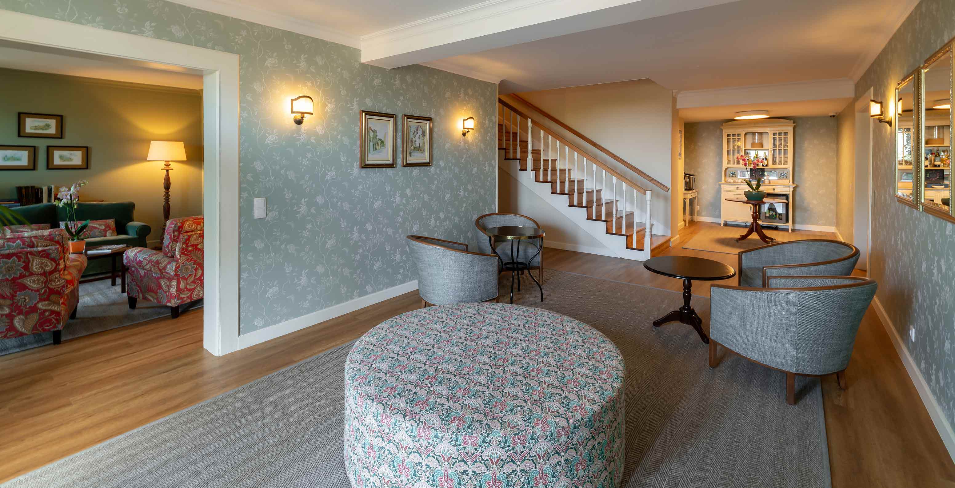 Woonkamer van Pestana Quinta Perestrello met behang, banken, fauteuils en koffiehoek