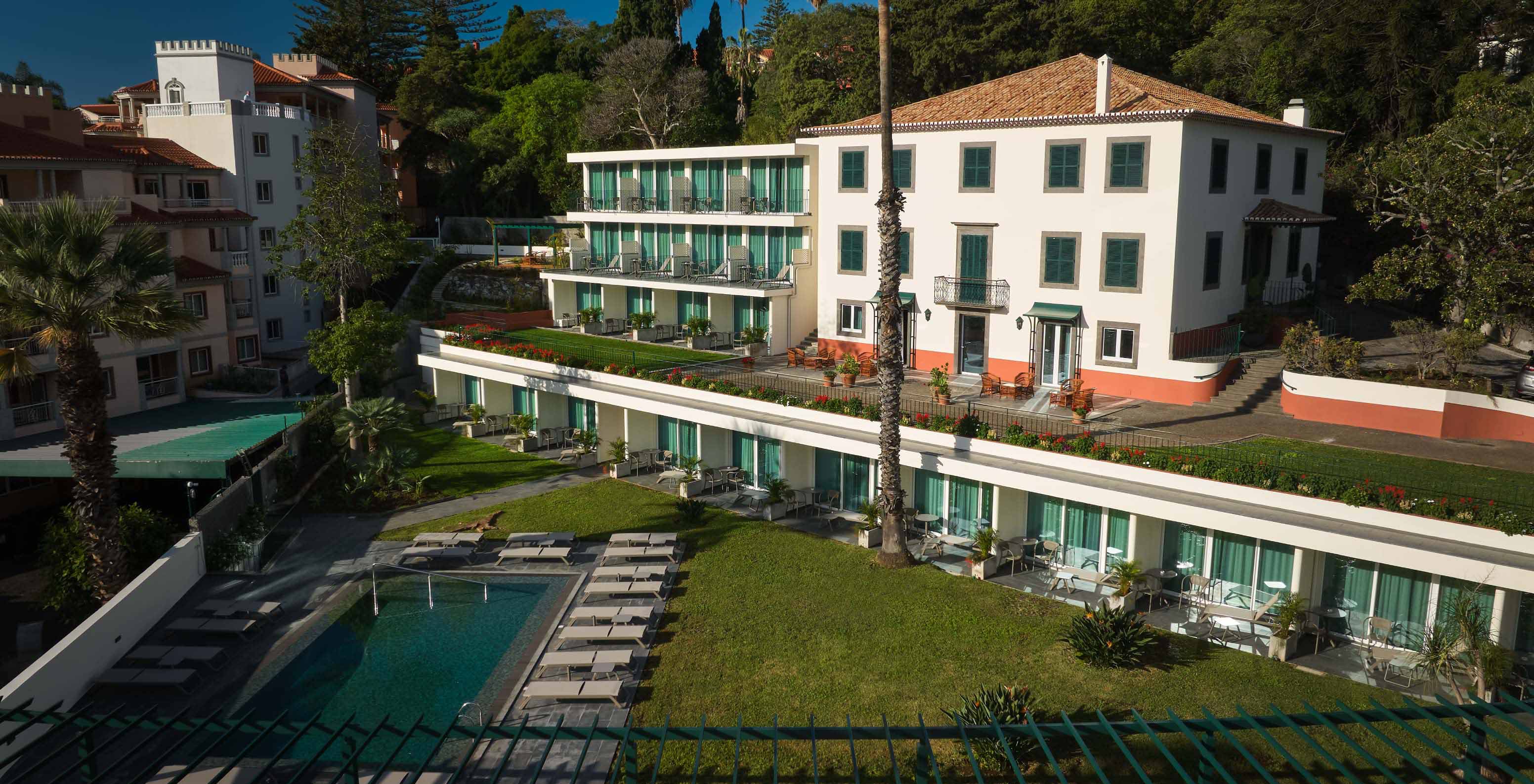 Uitzicht op de buitenkant van Pestana Quinta Perestrello, een Charmant Hotel op Madeira, met het zwembad ervoor