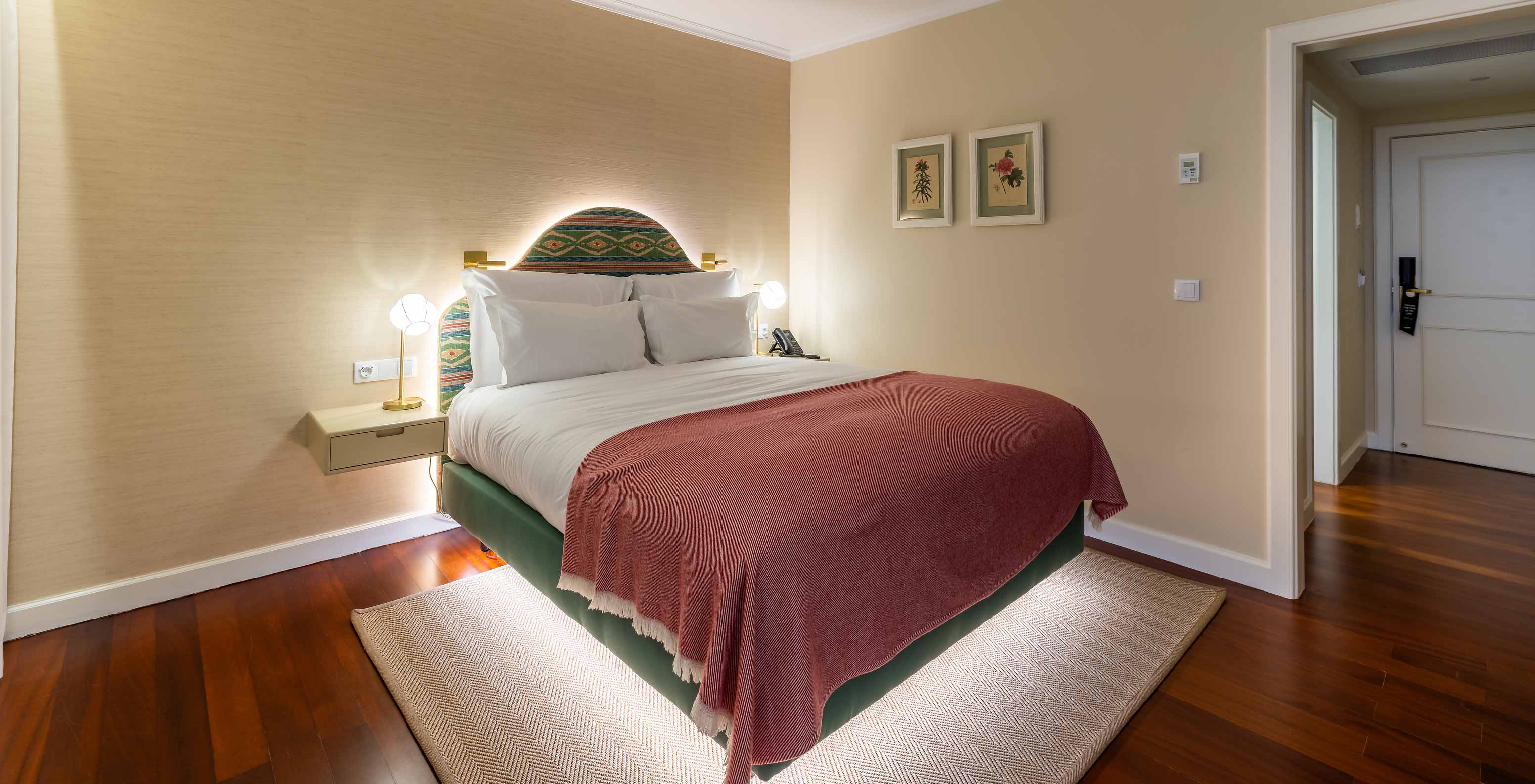 De Kamer met Gedeeltelijk Zeezicht en Balkon van Pestana Quinta Perestrello heeft een tweepersoonsbed met een roze sprei