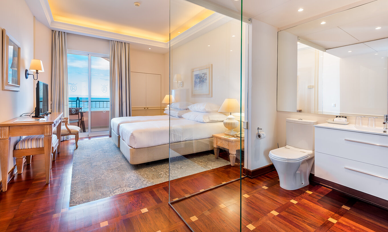 De Deluxe Kamer met Balkon van Pestana Royal All Inclusive heeft twee eenpersoonsbedden, nachtkastje en televisie