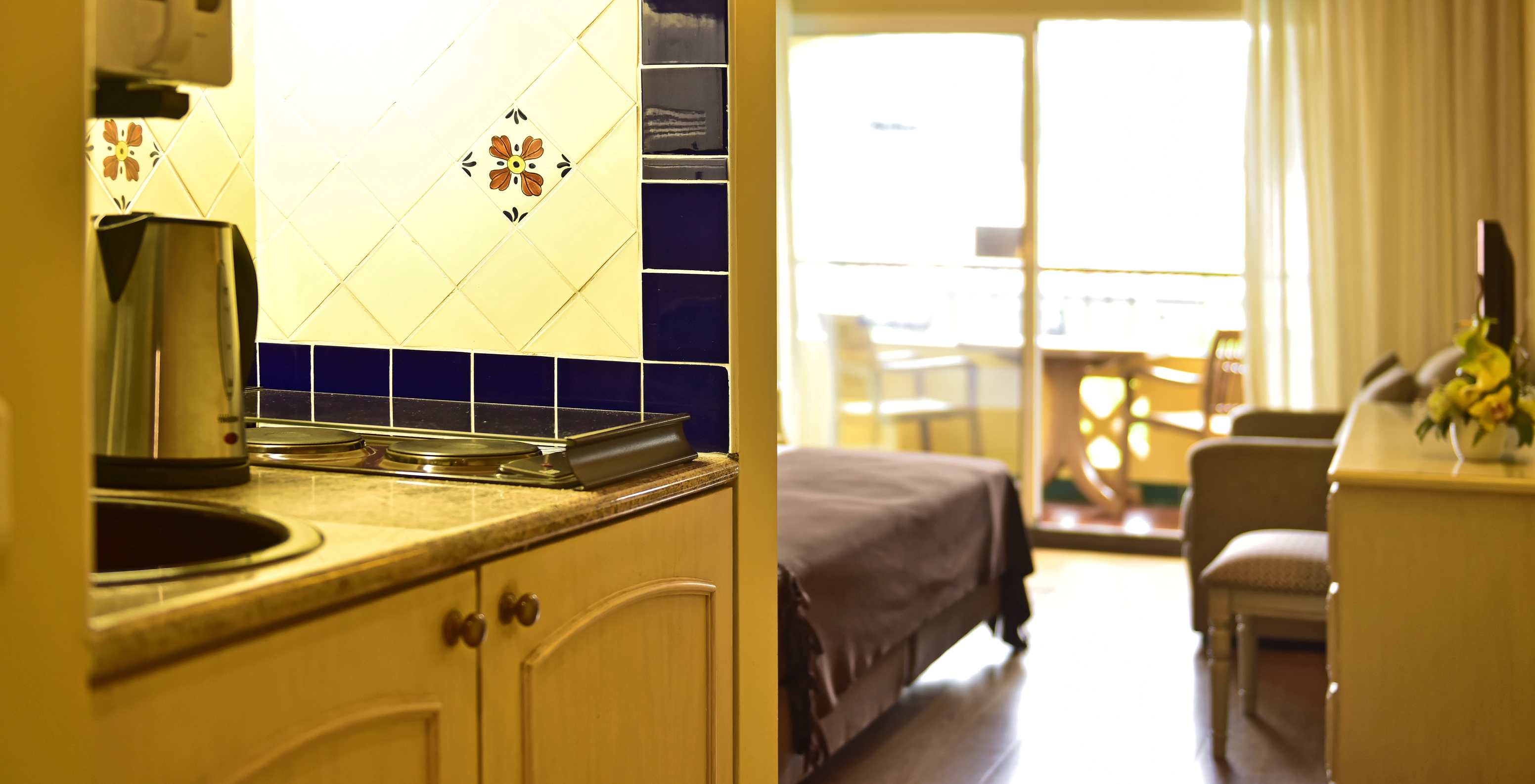 De Studio Classic van Pestana Village heeft een keuken met kookpitten en een waterkoker, met balkon en tweepersoonsbed