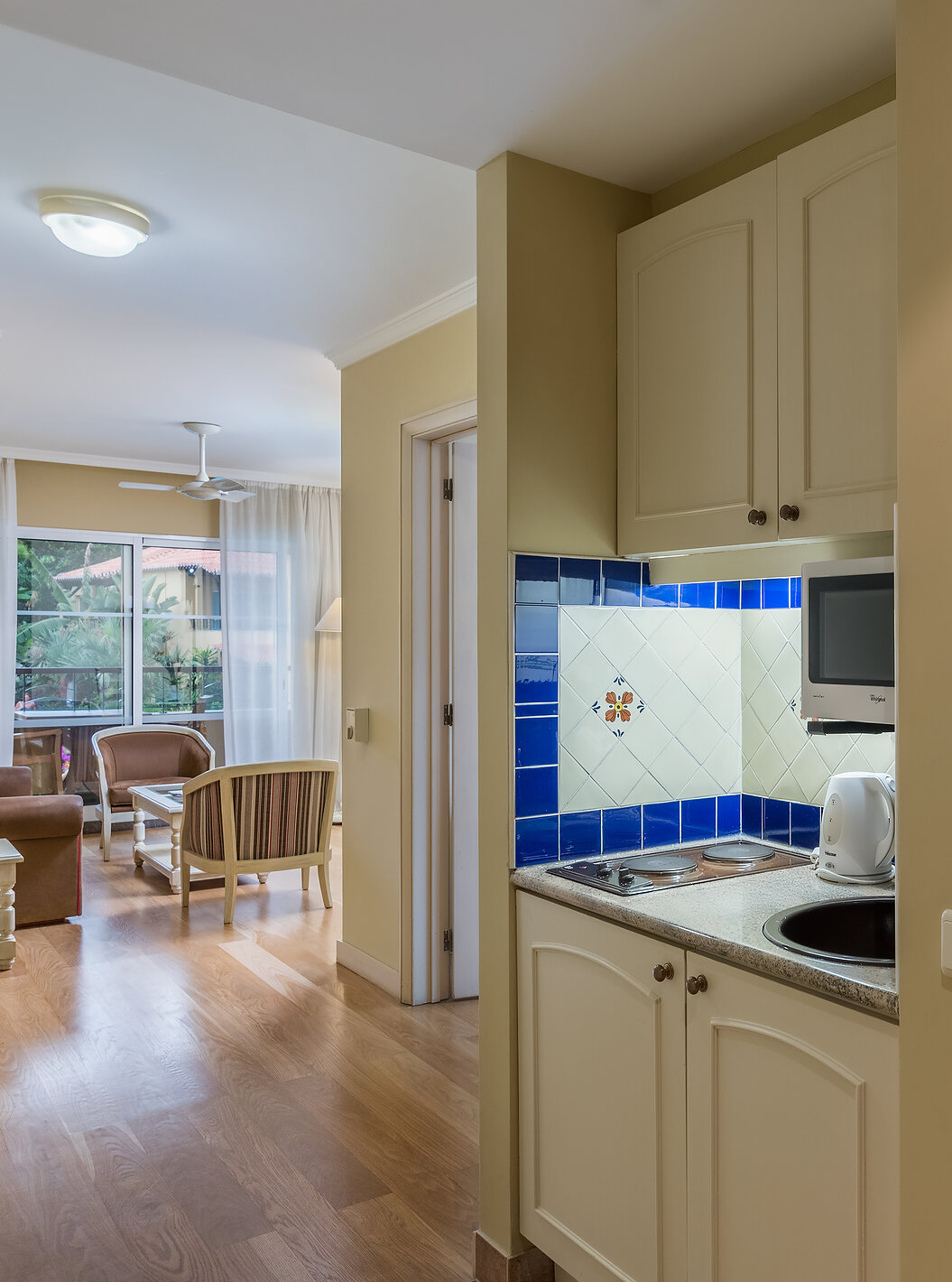 De Superior Familie van Pestana Village heeft een keuken met kookpitten, badkamer en woonkamer