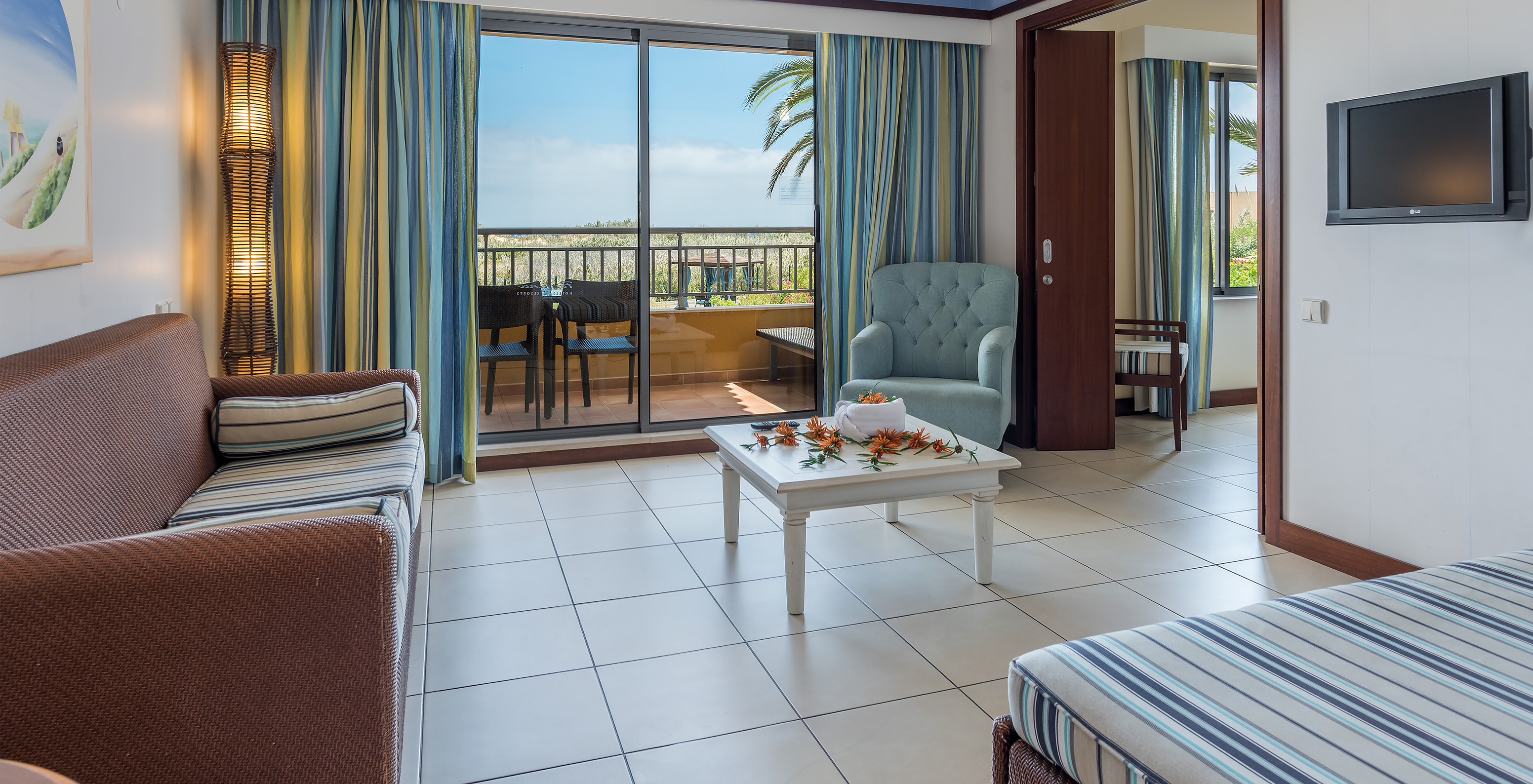 De Suite Appartement T1 van Pestana Porto Santo All Inclusive heeft een woonkamer met toegang tot het balkon en tuinzicht