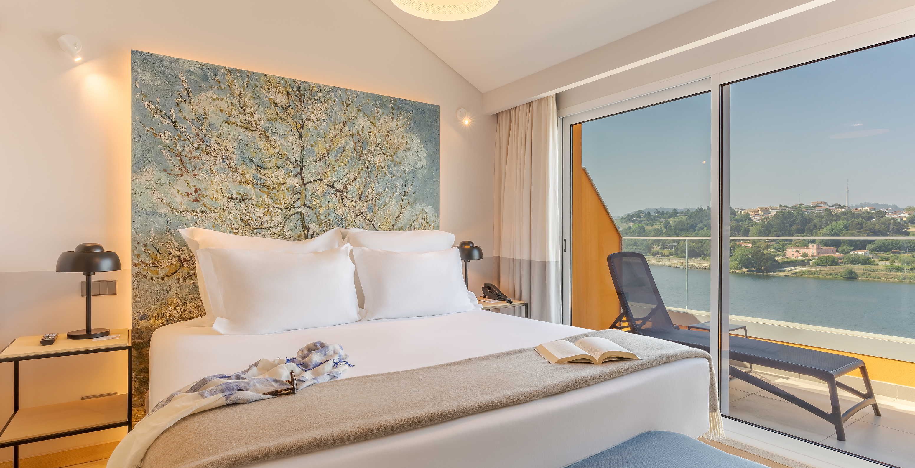 De Suite van Pestana Douro Riverside heeft een tweepersoonsbed, balkon met uitzicht, nachtkastje met lamp en telefoon