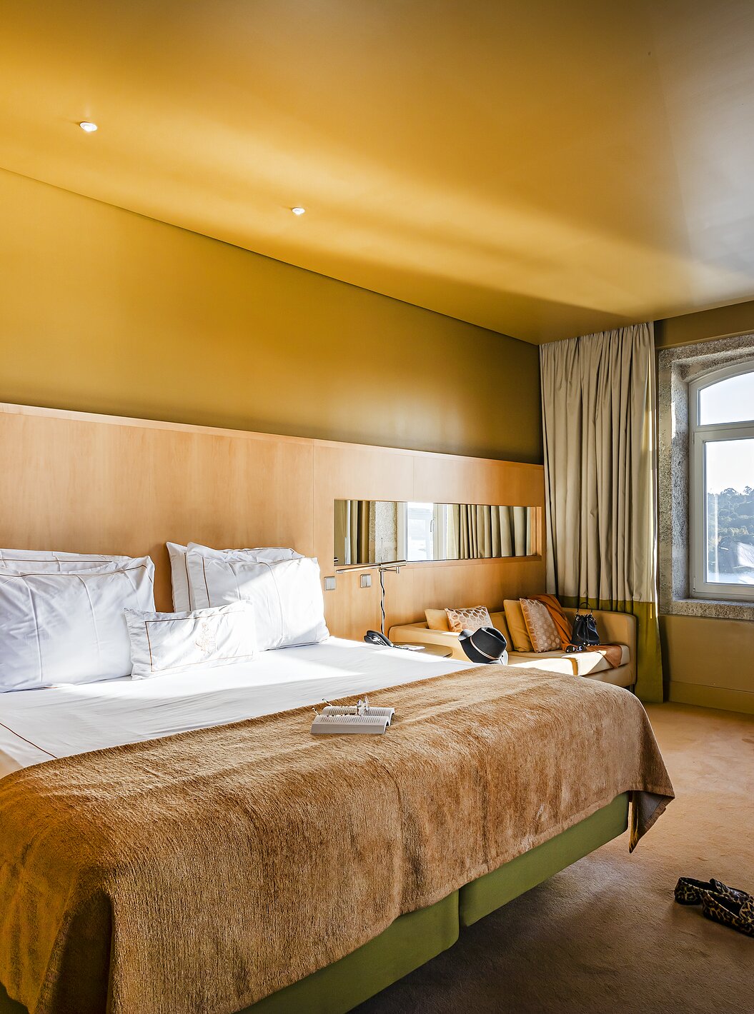 De Deluxe Grand View heeft een tweepersoonsbed en een stenen raam met uitzicht op de Douro