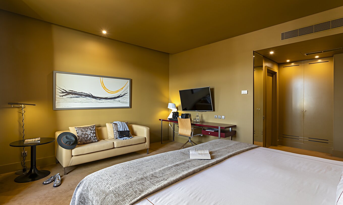 De Executive heeft een tweepersoonsbed, een bank, een TV en een bureau