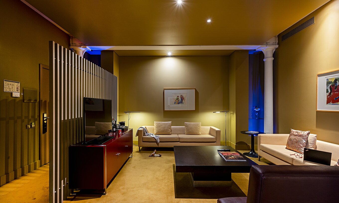 De Suite Balcony heeft een woonkamer met drie banken, een salontafel en een meubel met TV