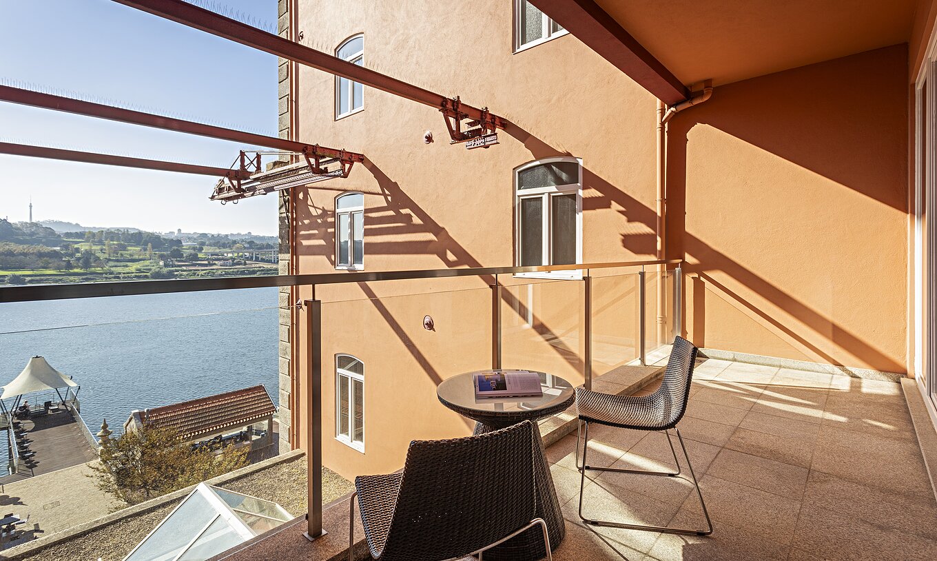 De Suite Balcony heeft een Balkon met tafel, twee stoelen en uitzicht op de Douro