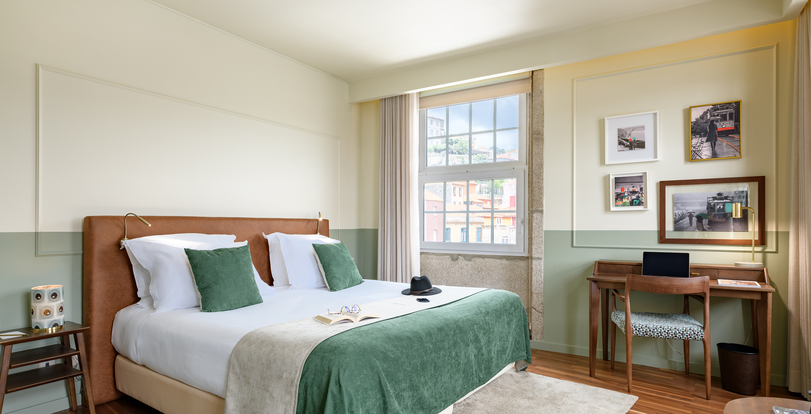 De Vintage Grand View van Pestana Vintage Porto heeft een tweepersoonsbed met een groene dekbed, een bureau en grote ramen