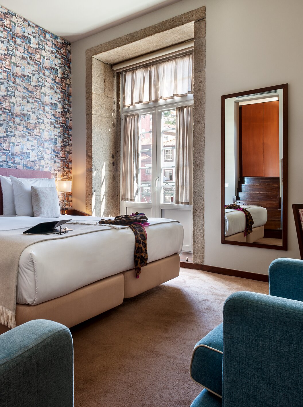 De Plaza van Pestana Vintage Porto heeft een tweepersoonsbed, een behang met reisfoto's en een fauteuil