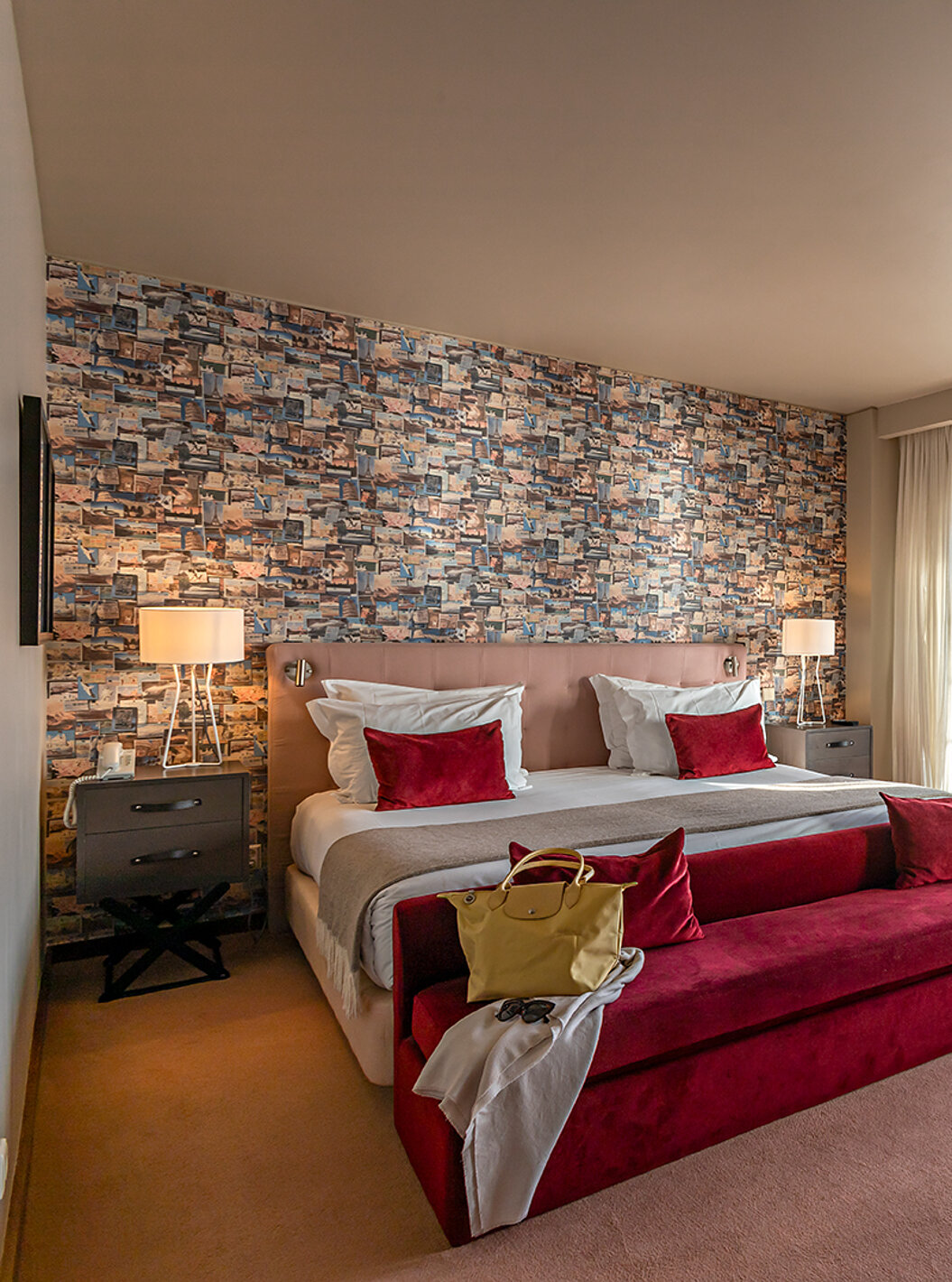 De Suite Grand View van het Pestana Vintage Porto heeft een tweepersoonsbed, een rode bank en ramen met uitzicht op Porto