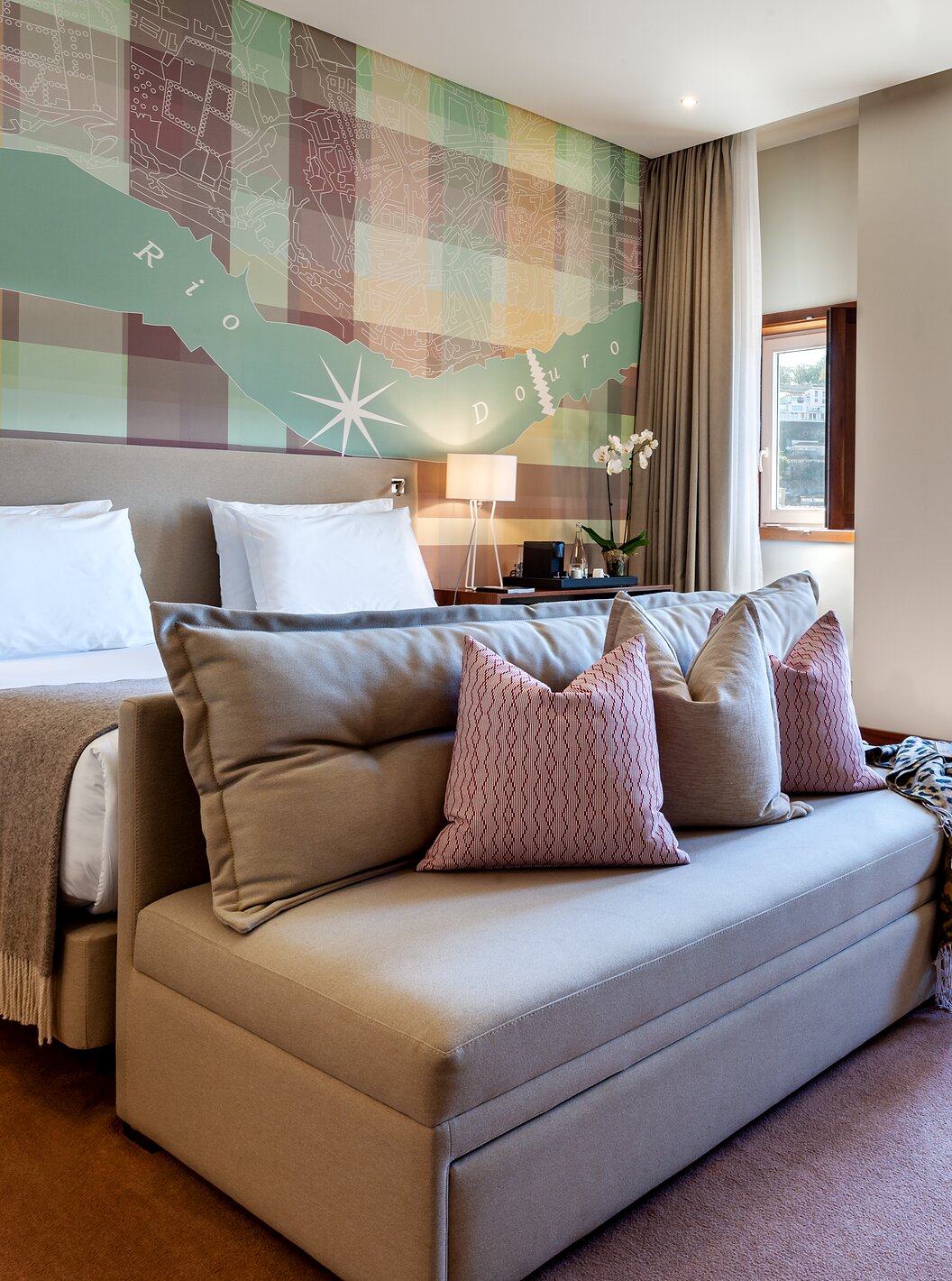 De Vintage Front View van Pestana Vintage Porto heeft een tweepersoonsbed met een bank aan het voeteneinde en drie ramen