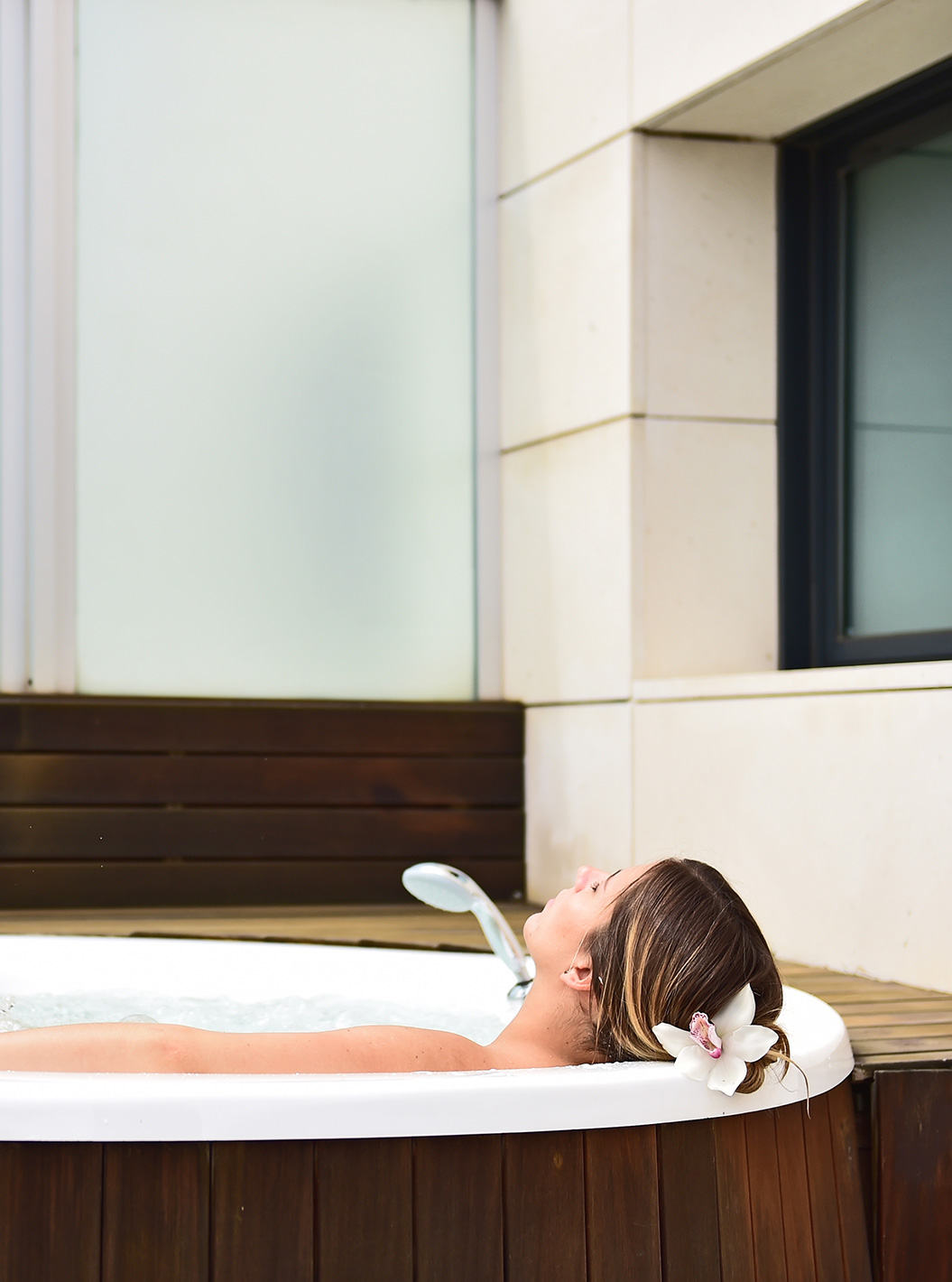 De Junior Suite met jacuzzi op het terras van Pestana Arena Barcelona heeft een terras met stoelen om te ontspannen