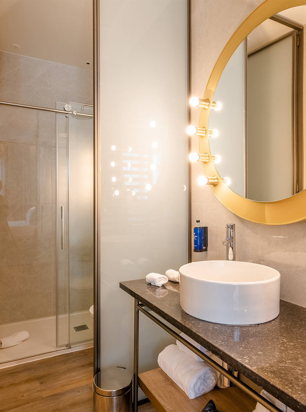 De Premium met Uitzicht van Pestana CR7 Gran Vía Madrid heeft een badkamer met een ronde spiegel en douche met schuifdeuren