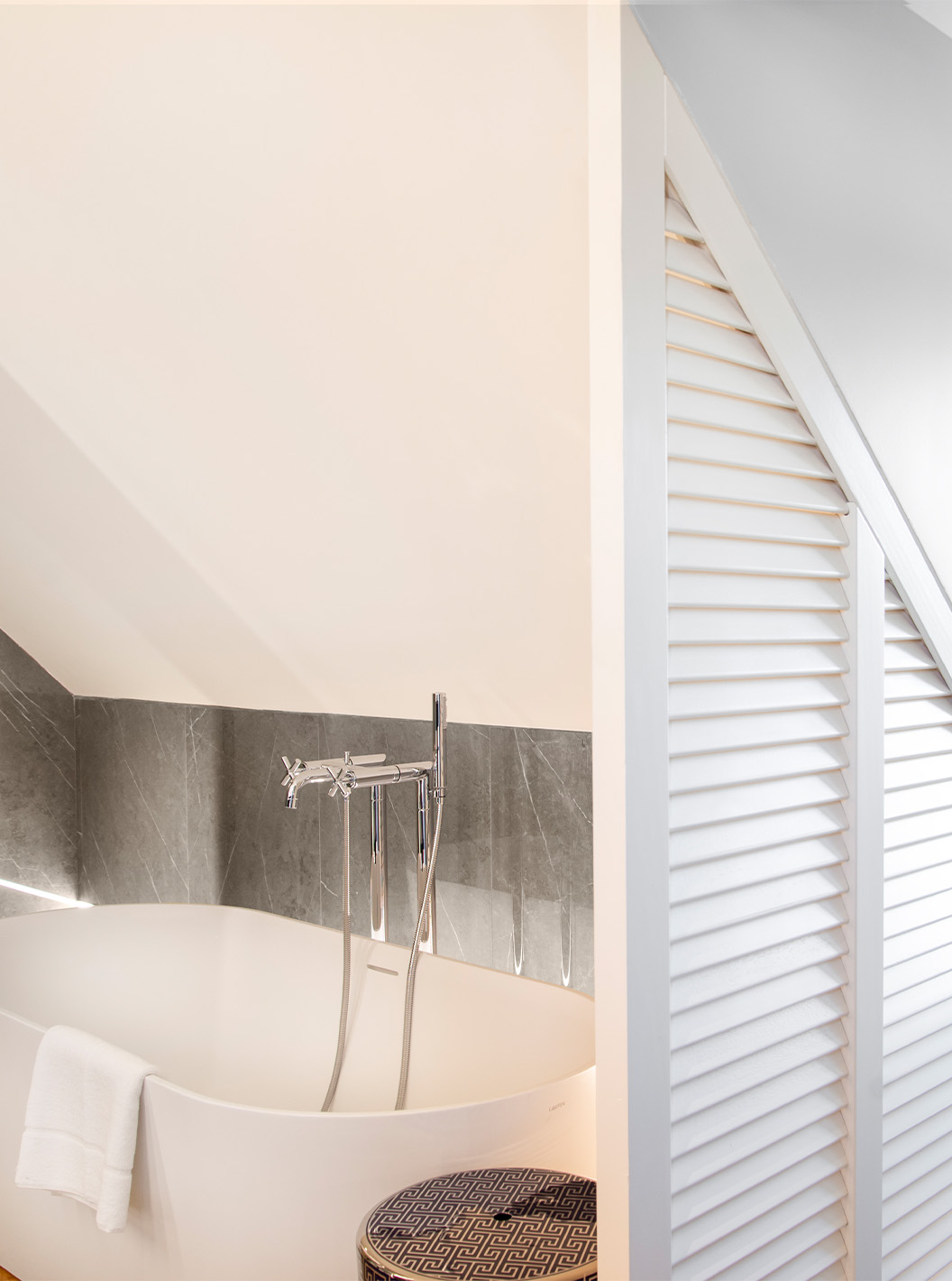 De Suite Plaza Mayor van Pestana Plaza Mayor Madrid heeft een badkamer met bad en raam met uitzicht op de Plaza Mayor