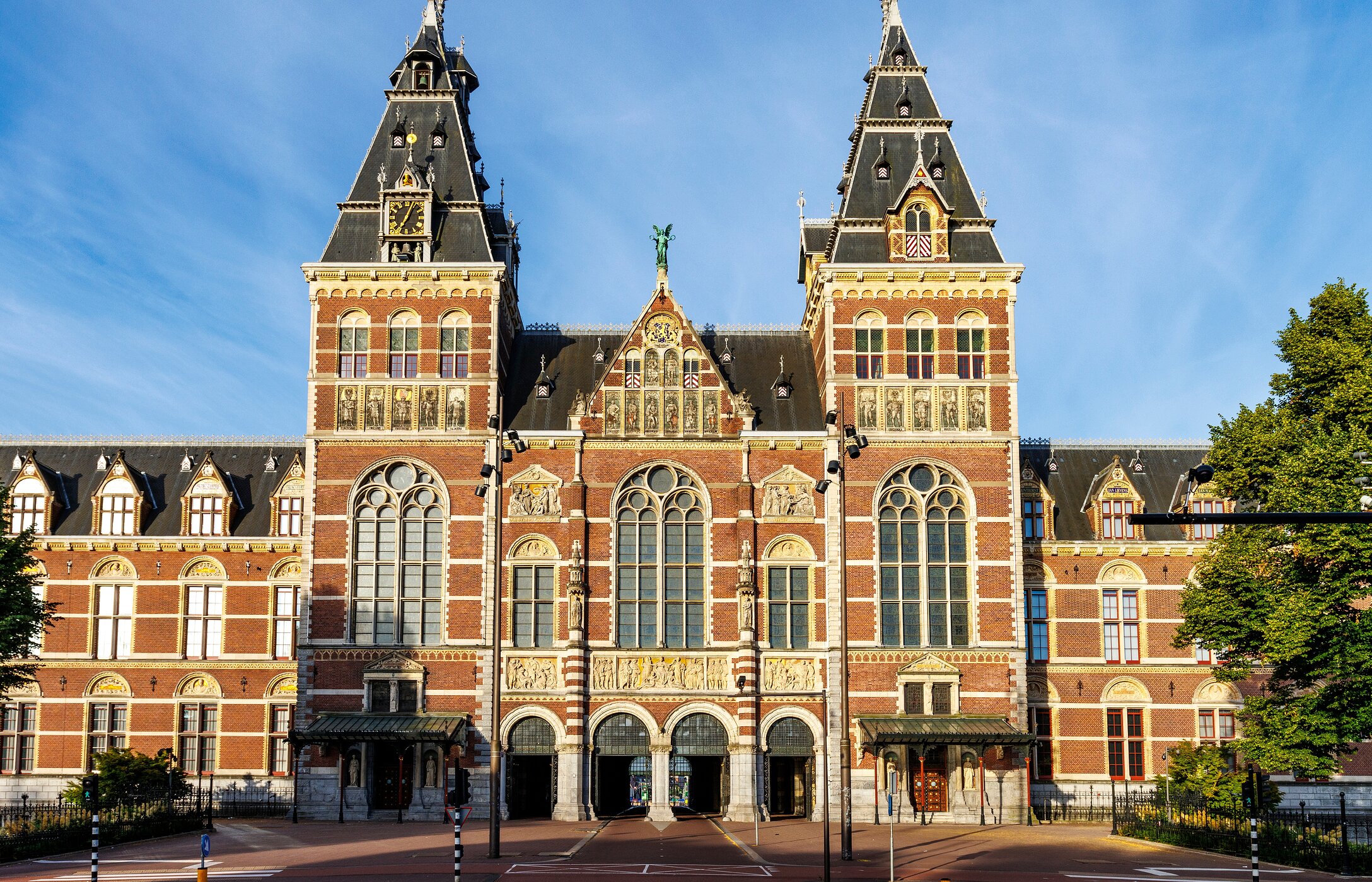 Rode bakstenen gevel van het Rijksmuseum in Amsterdam, met zijn renaissance-gotische architectuur