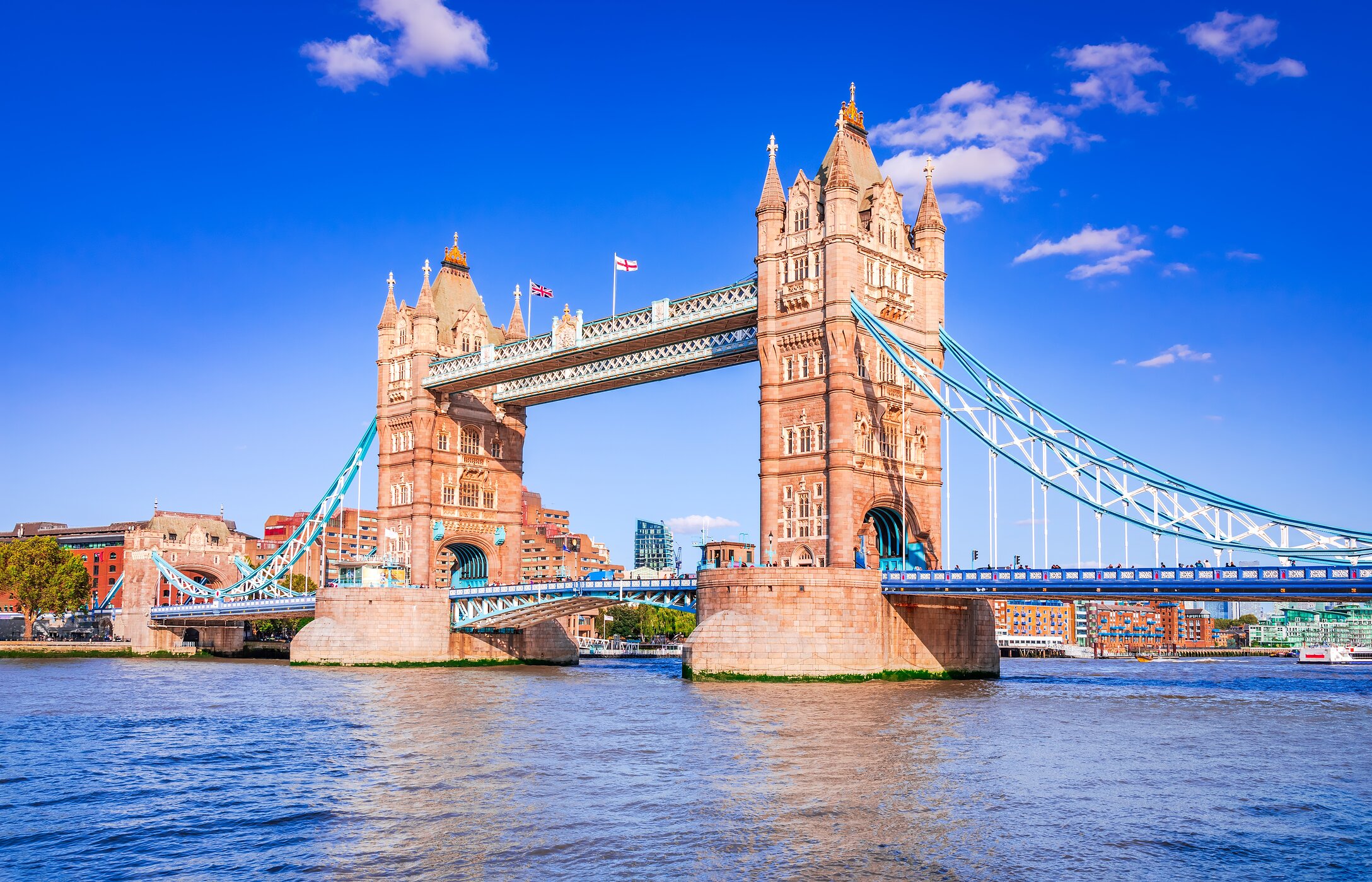 Panoramisch uitzicht op de imposante Tower Bridge, over de rivier de Theems, in Londen met zijn twee torens en de vlaggen van het land