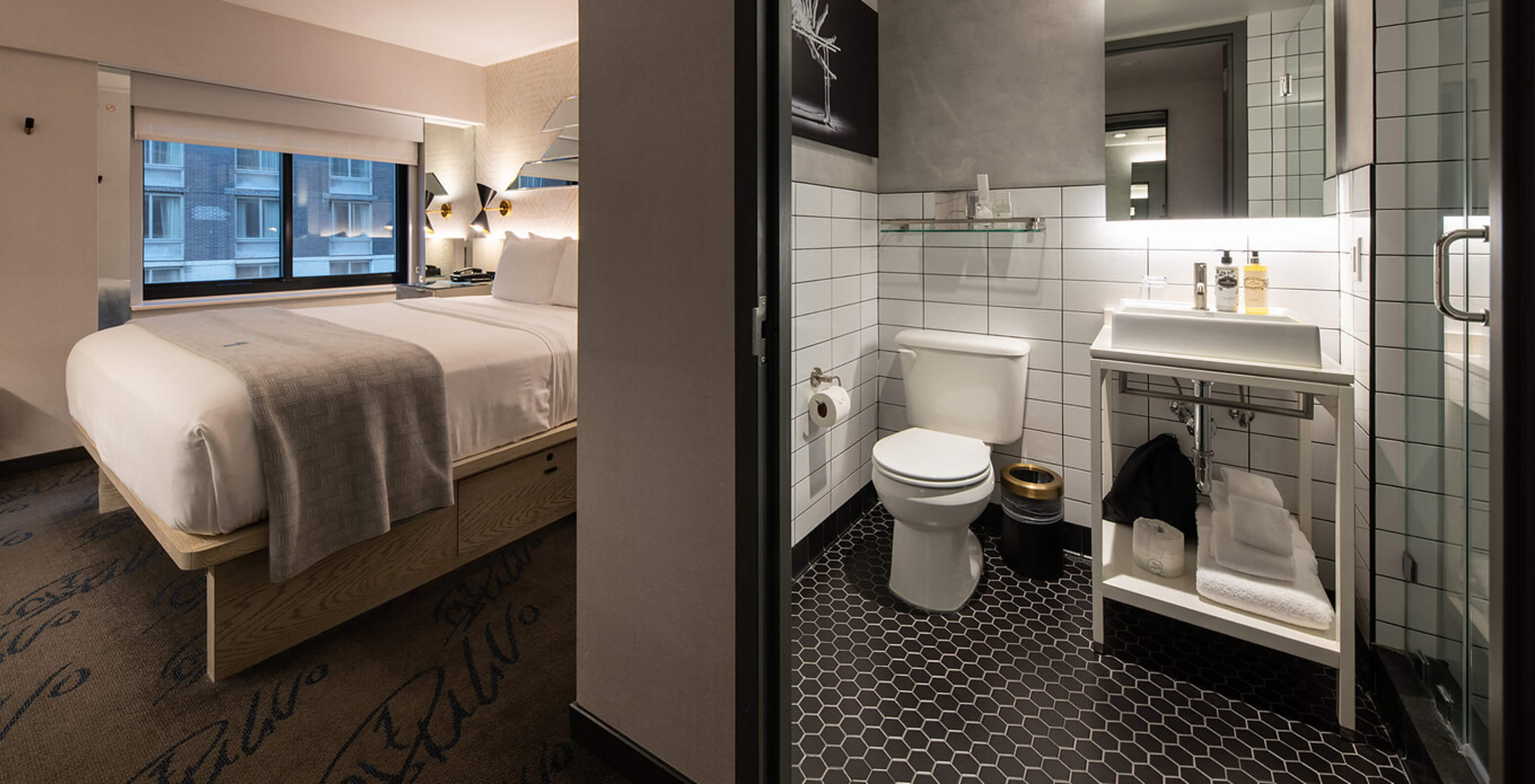 De Comfort Street View van Pestana CR7 Times Square heeft een badkamer, een tweepersoonsbed en een raam