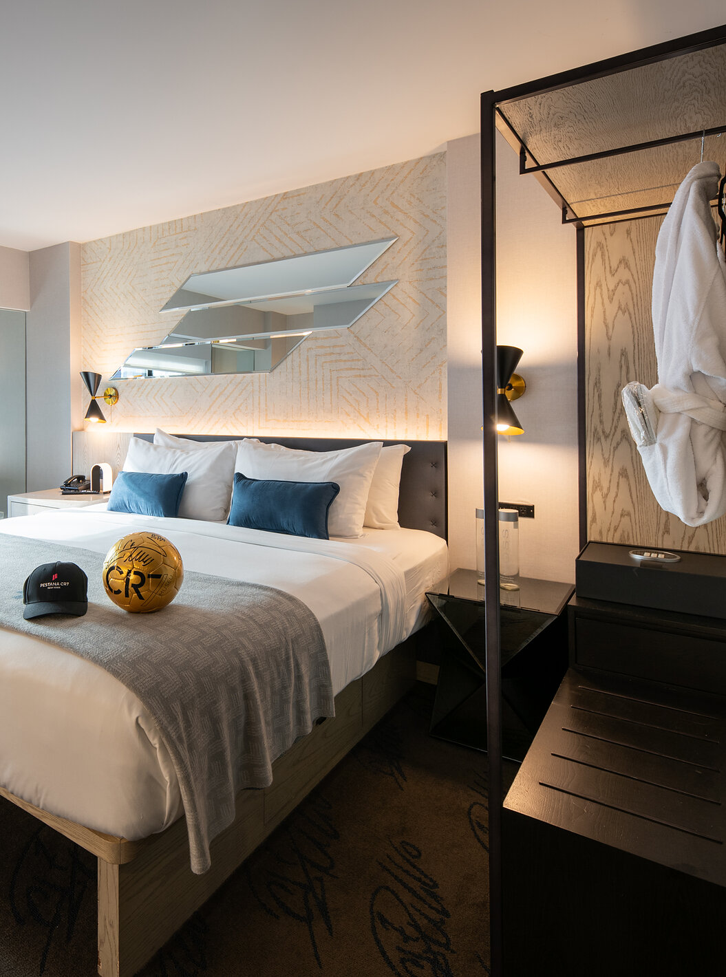 De Deluxe King Room ADA van Pestana CR7 Times Square heeft een tweepersoonsbed, een raam en een kledingkast