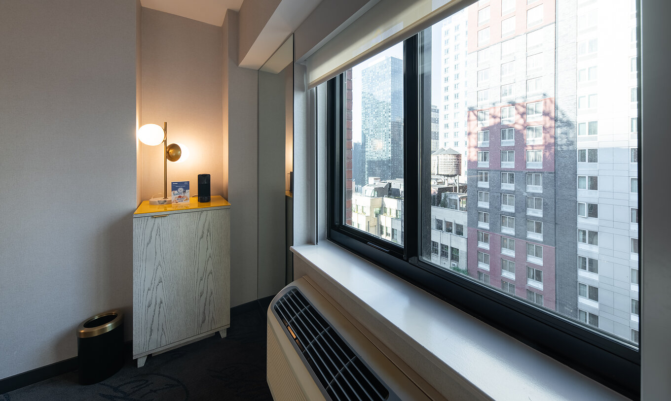 De Deluxe King Room ADA van Pestana CR7 Times Square heeft een raam met uitzicht op de stad en airconditioning