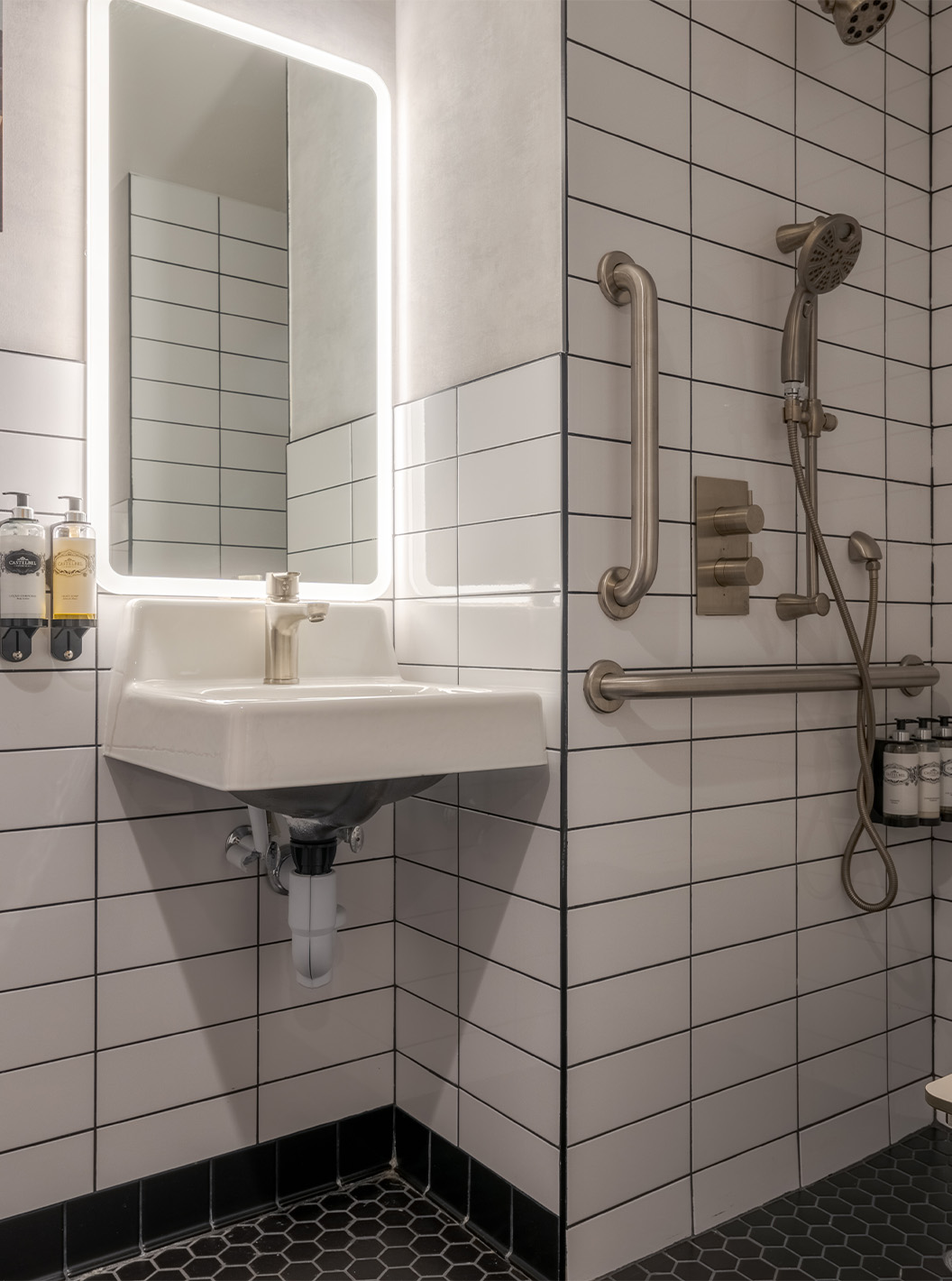 De Comfort Double ADA van Pestana CR7 Times Square heeft een aangepaste badkamer met douche, wastafel en spiegel