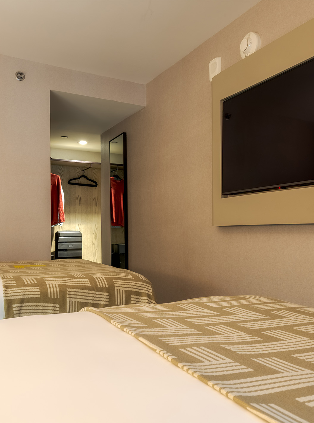 De Comfort Double ADA van Pestana CR7 Times Square heeft twee bedden met een dekbed met het nummer zeven en een televisie