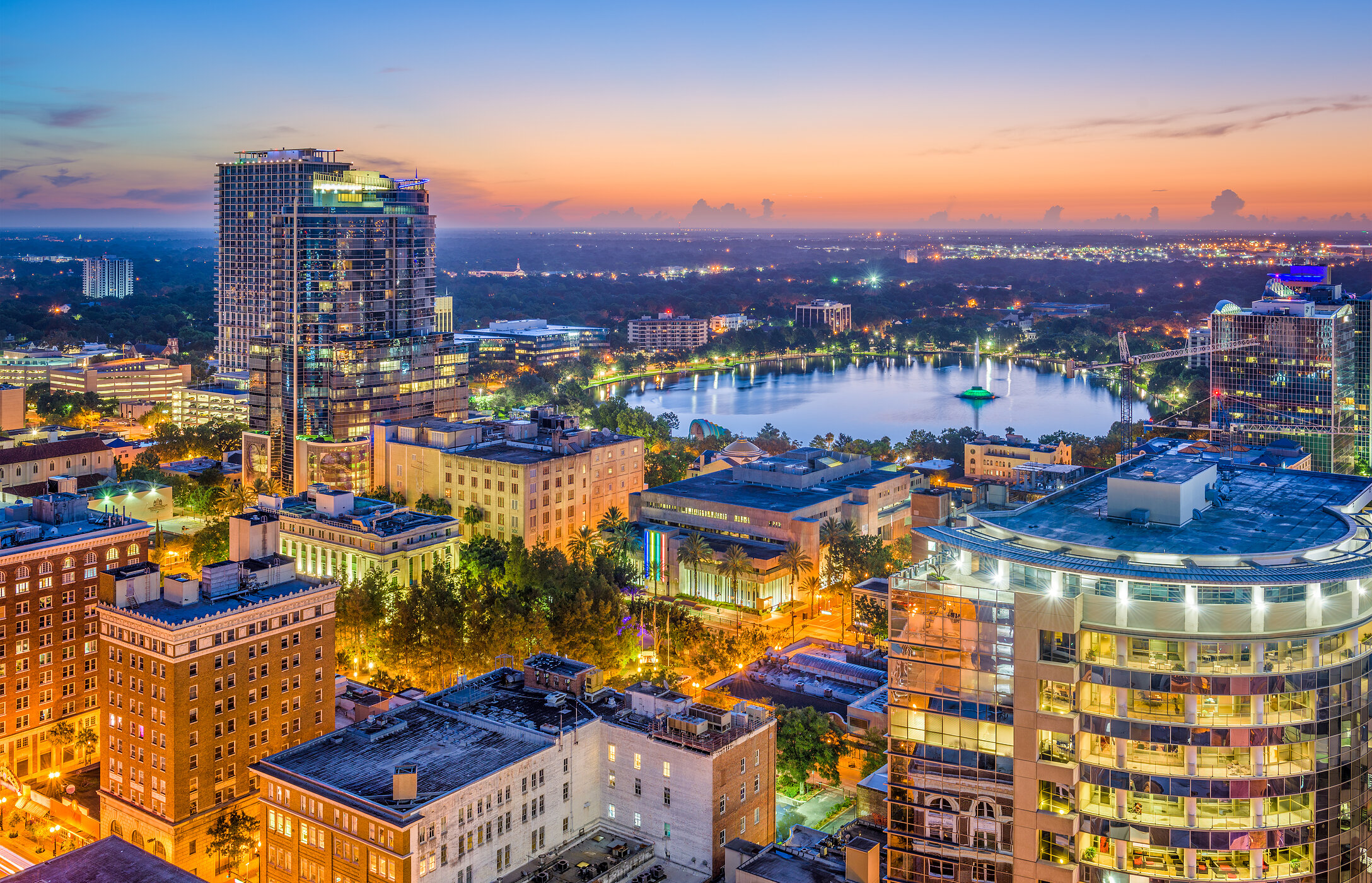 Panoramisch uitzicht op de stad Orlando met kleurrijke gebouwen en levendige stedelijke landschappen