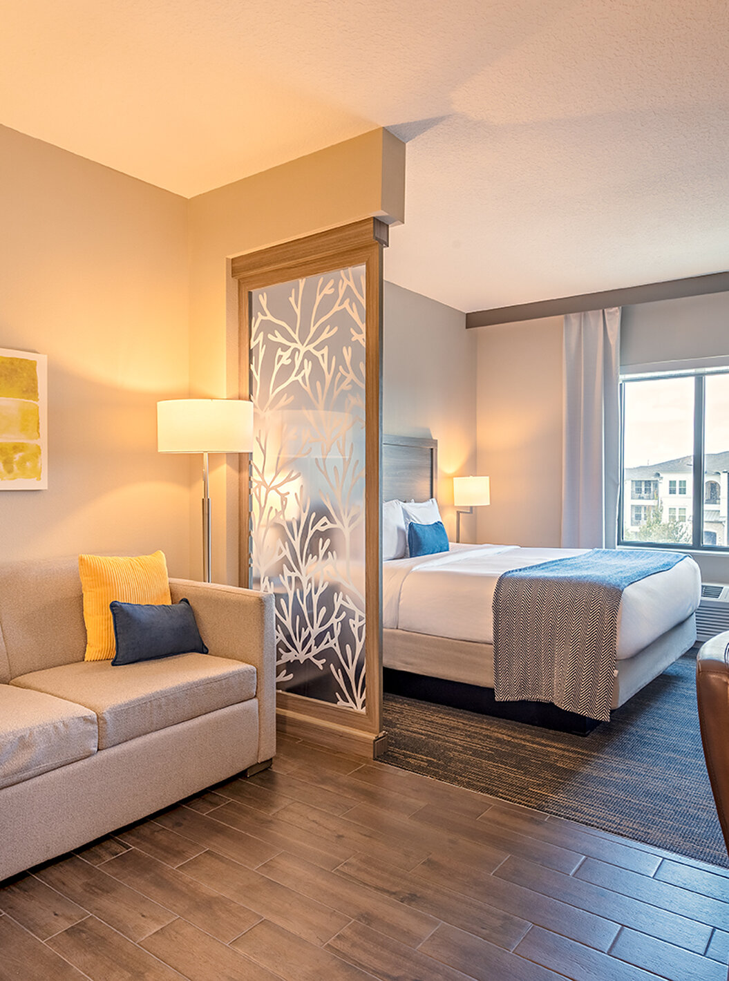 Communicating King Suite en Tweepersoonssuite Queen Superieur in Pestana Orlando Suites Lake Buena Vista met sofa