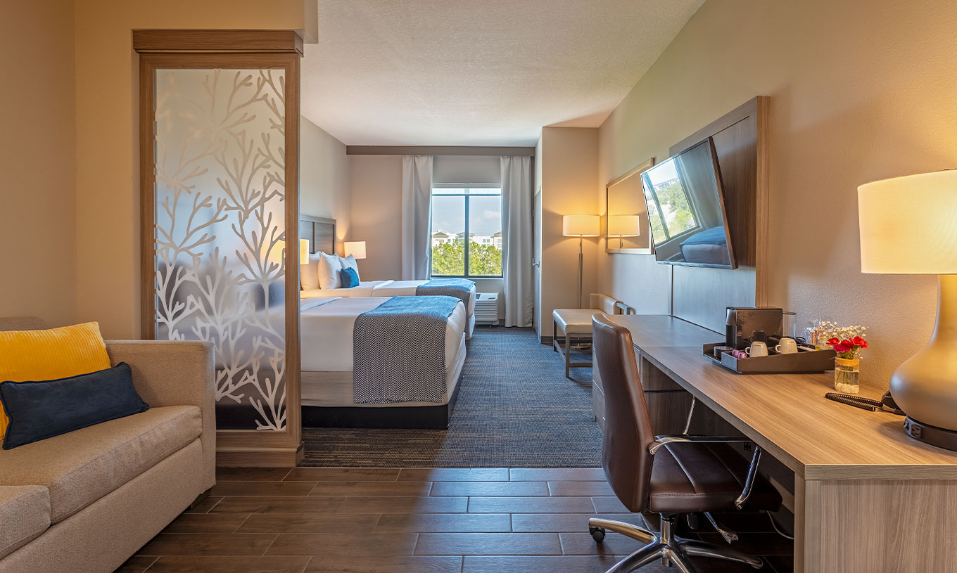 Tweepersoonssuite Queen Superieur van Pestana Orlando Suites Lake Buena Vista met bureau, tv en twee bedden
