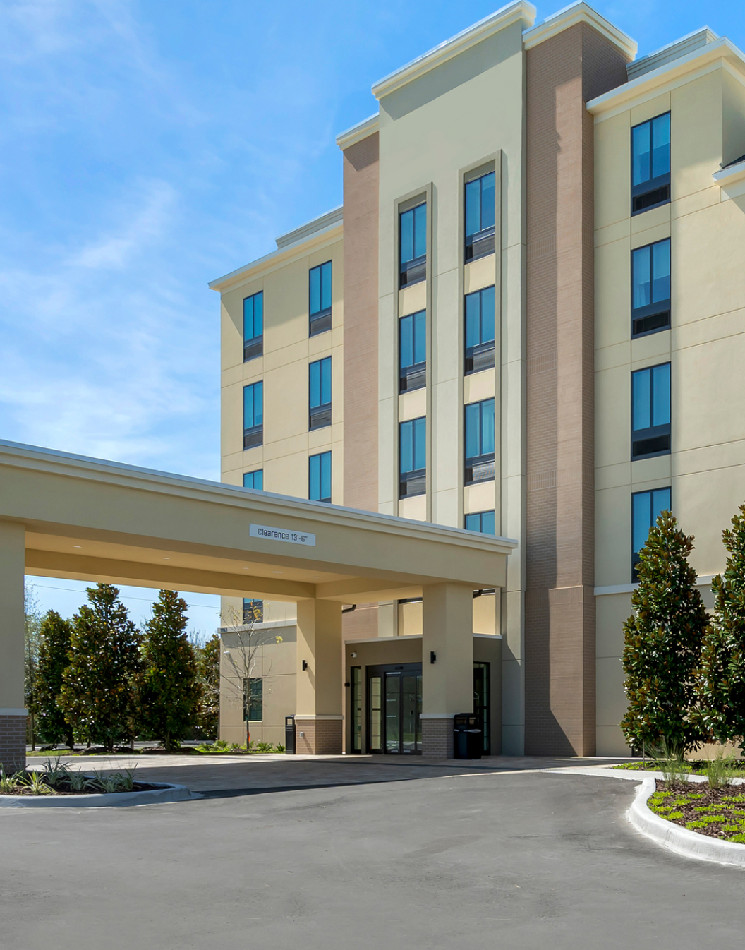 Exterieur Pestana Orlando op een dag met helderblauwe lucht en enkele wolken
