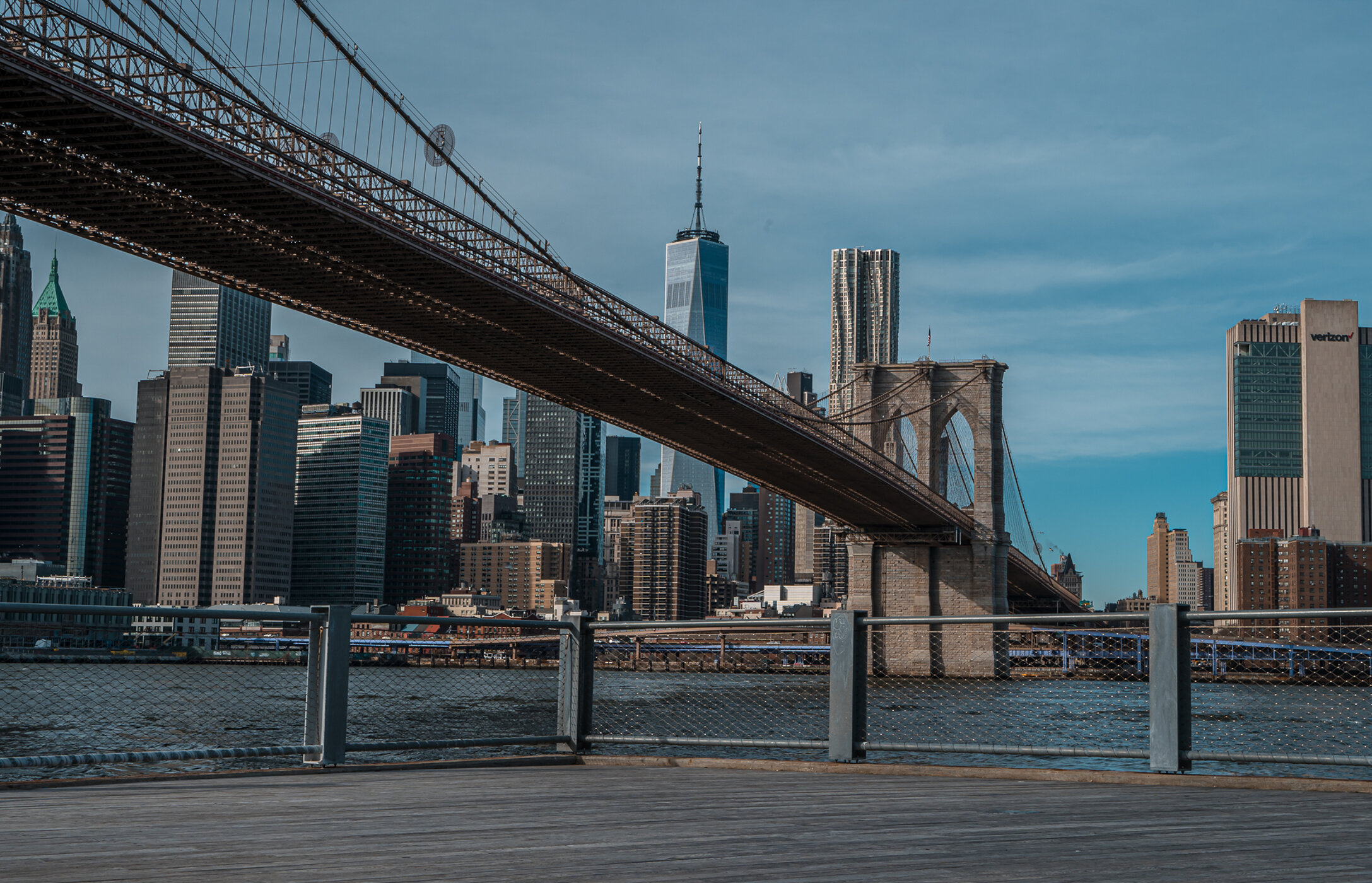 Uitzicht op de beroemde Brooklyn Bridge in New York City, VS, over de Hudson River, met de stad op de achtergrond
