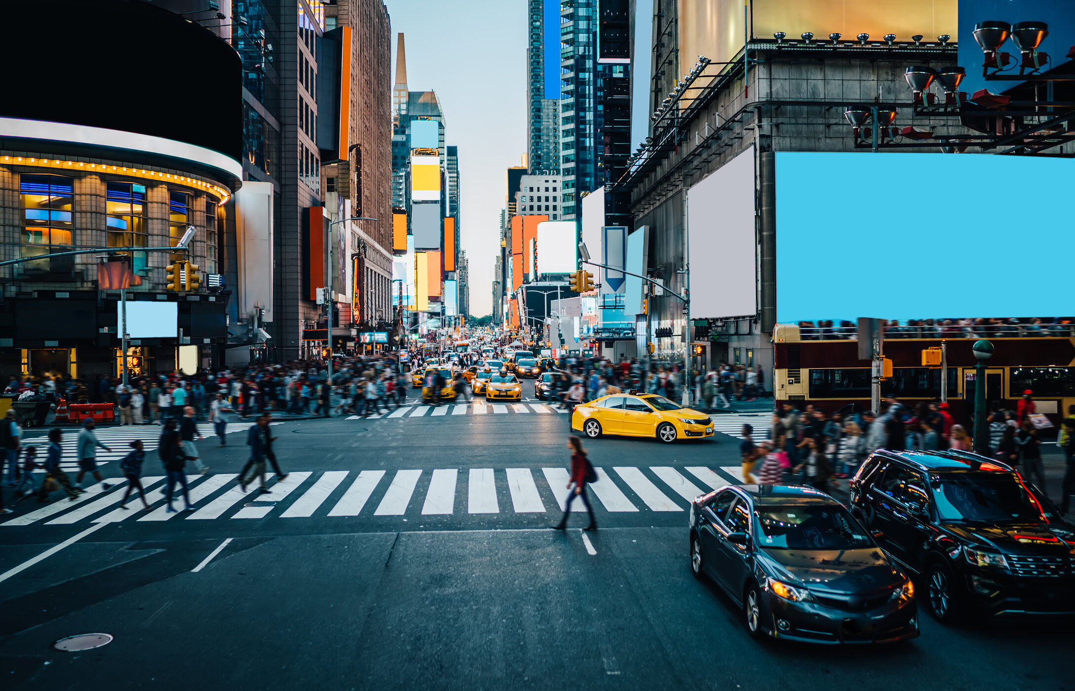 Het beroemde Times Square in New York, bruisend met auto's en mensen, gigantische schermen en hoge gebouwen.