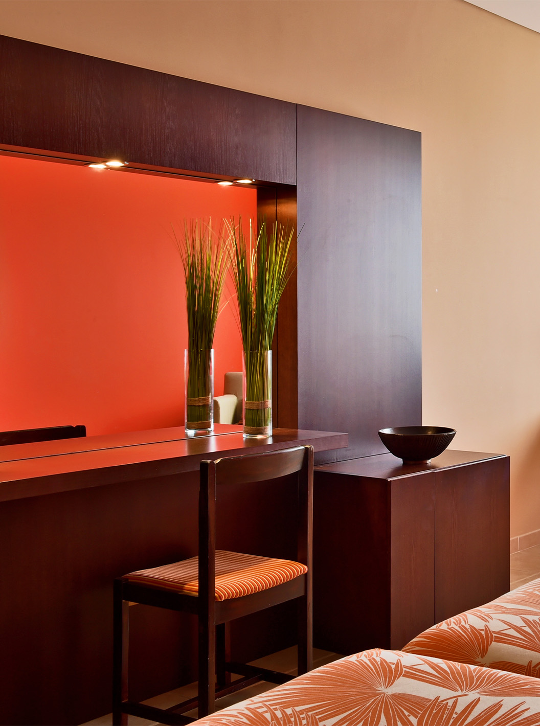 O quarto Classic Sea View do Pestana Tropico conta com uma secretária com candeeiro e uma cadeira, cama e um espelho