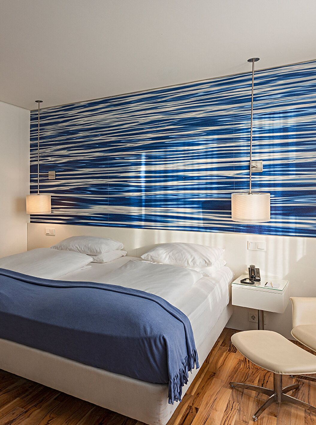 O Quarto Deluxe do Pestana Berlin Tiergarten conta com uma cama de casal, mesa de cabeceira com telefone, e um sofá