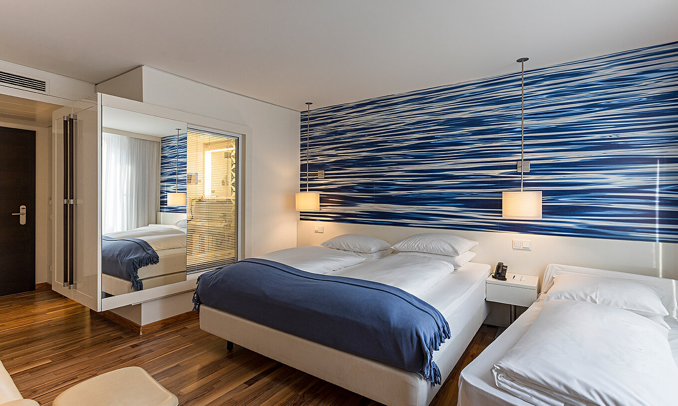 O Family Deluxe do Pestana Berlin Tiergarten é um quarto amplo com decoração em tons de azul